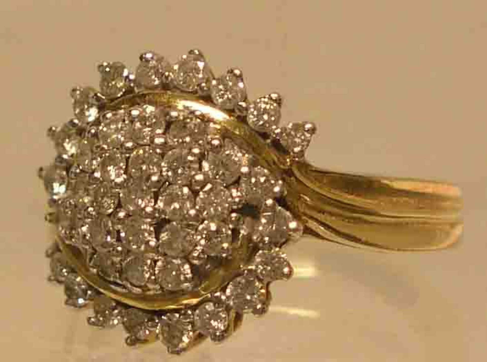 Damenring. 14 kt. Gelbgold, mit ca. 45 Diamanten. Ringgröße: 56. 6,3 Gramm.