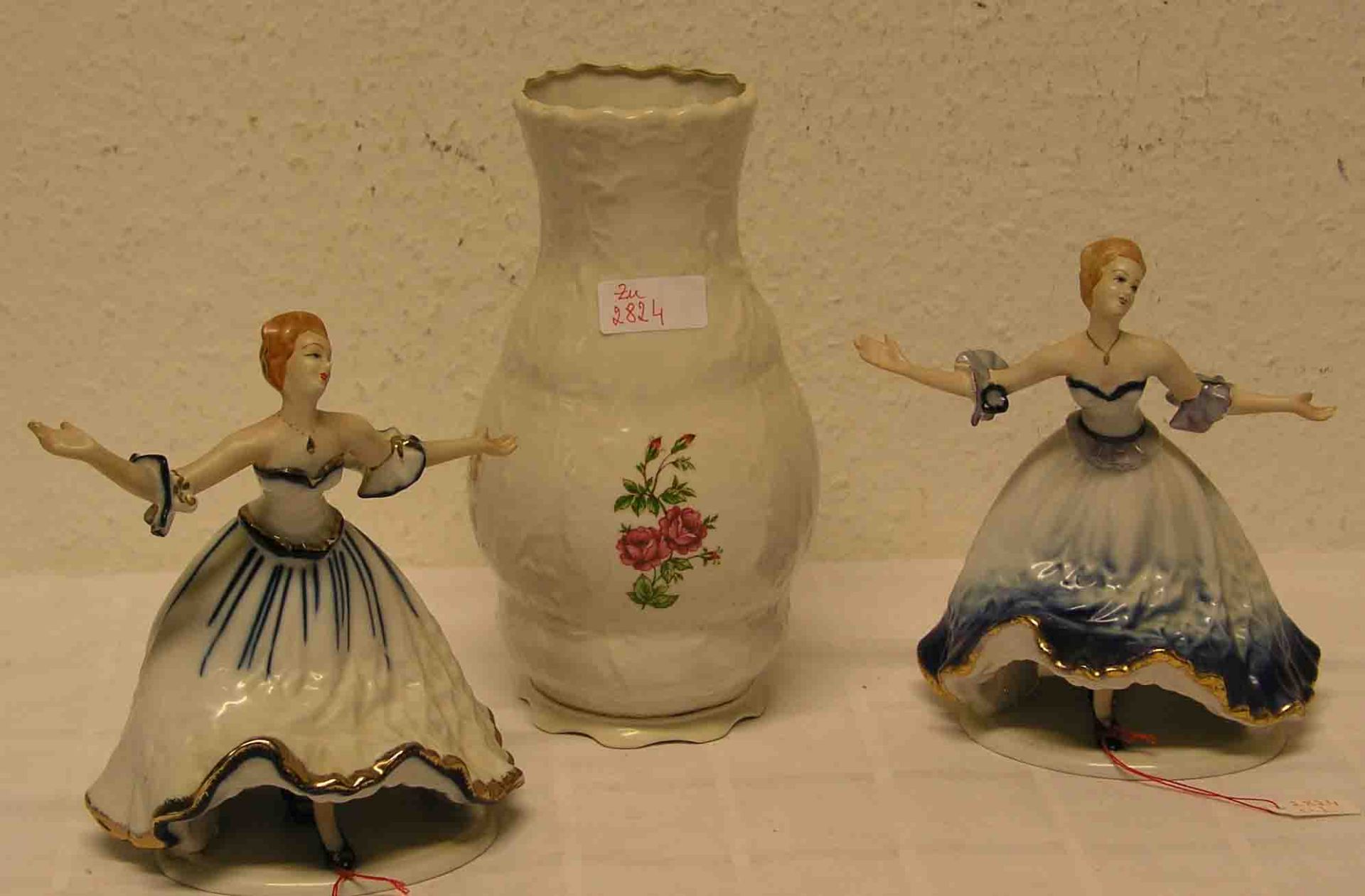 Zwei Porzellanfiguren "Sängerinnen", farbig staffiert, Höhe: 18cm. Dazu: Vase, Porzellan,Höhe: