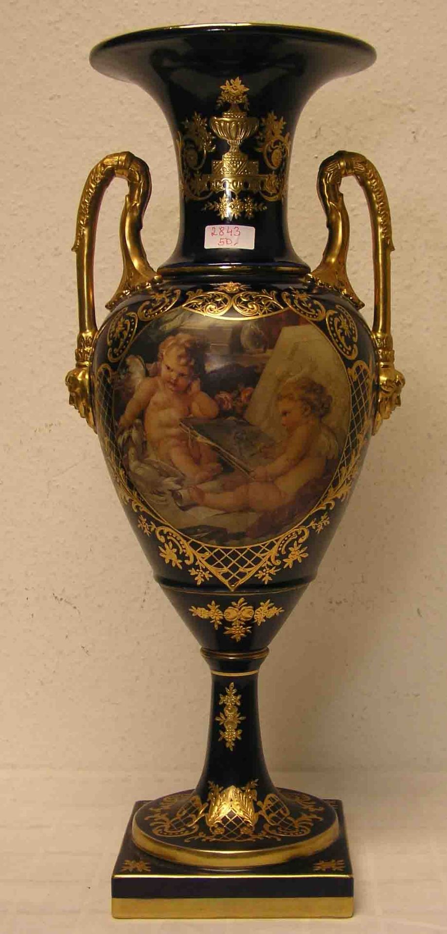 Prunkvase. Porzellan. Putti-Dekor, Goldstaffage. Neuzeitlich. Fantasie-Marke. Höhe: 61cm.