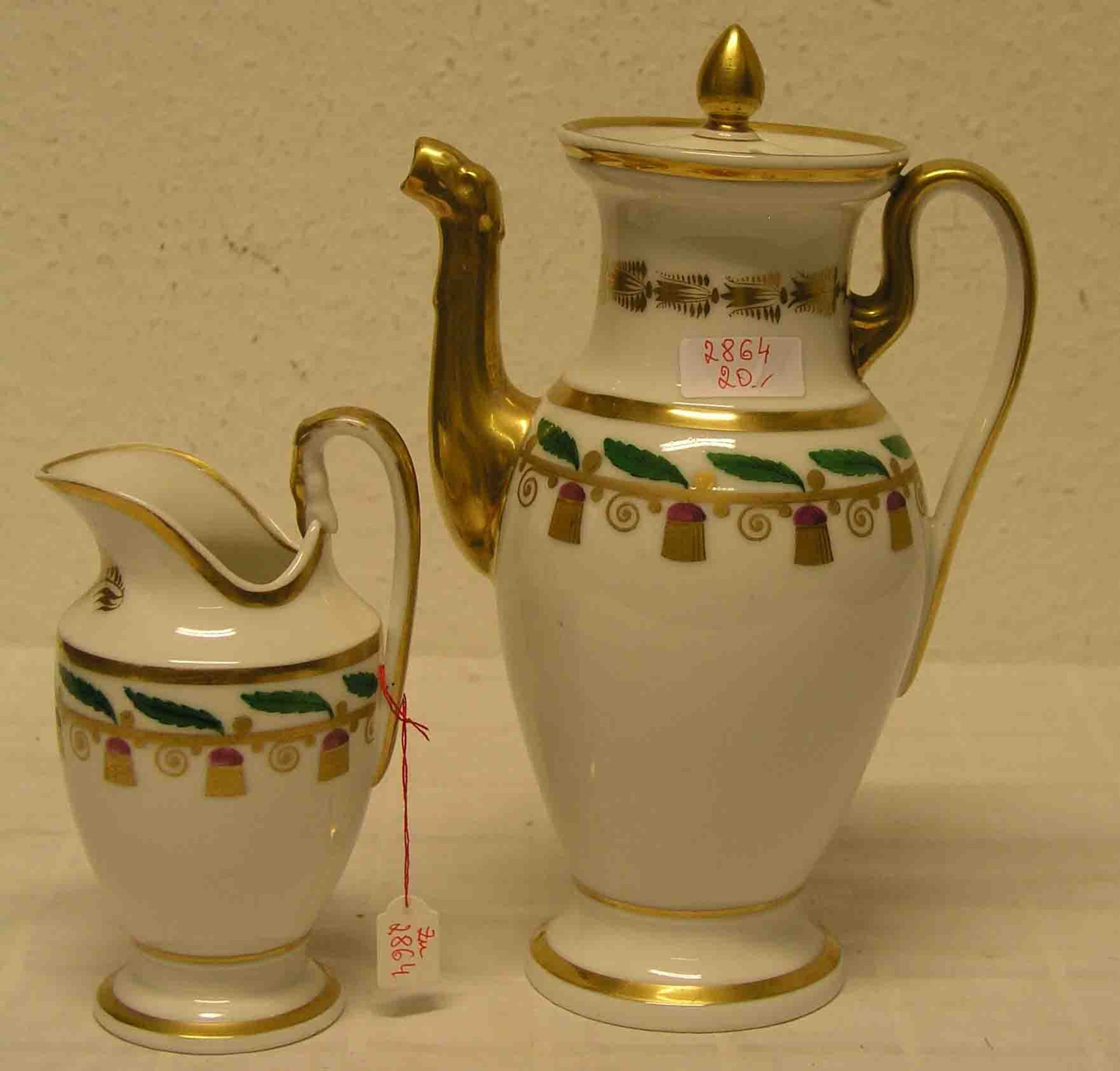 Kaffeekanne und Milchkännchen. Porzellan. Biedermeier. Umlaufender Ranken-Dekor,goldstaffiert;