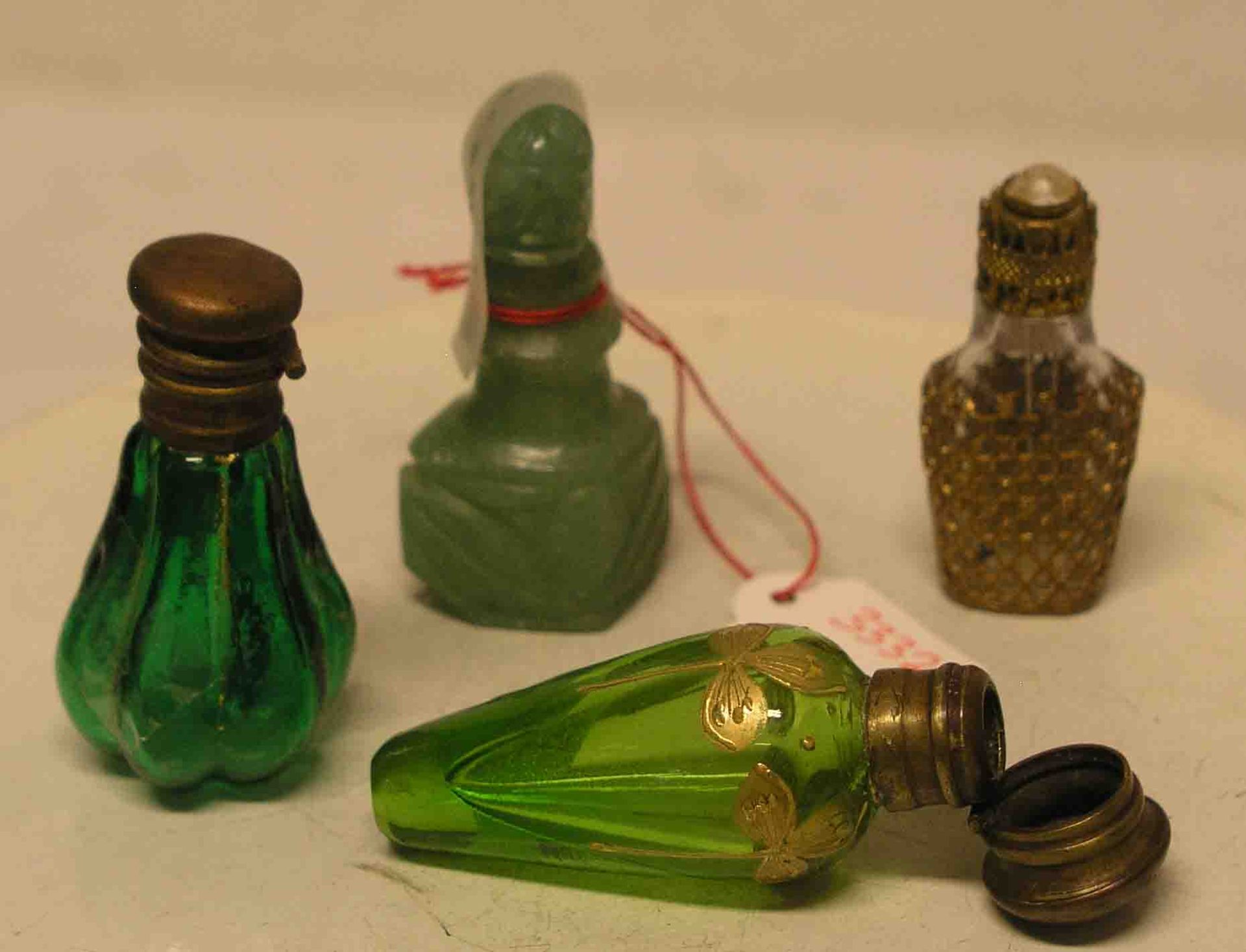 Vier Parfumfläschchen. Dabei: Malachitflakon mit Stopfen, zwei grüne Fläschchen