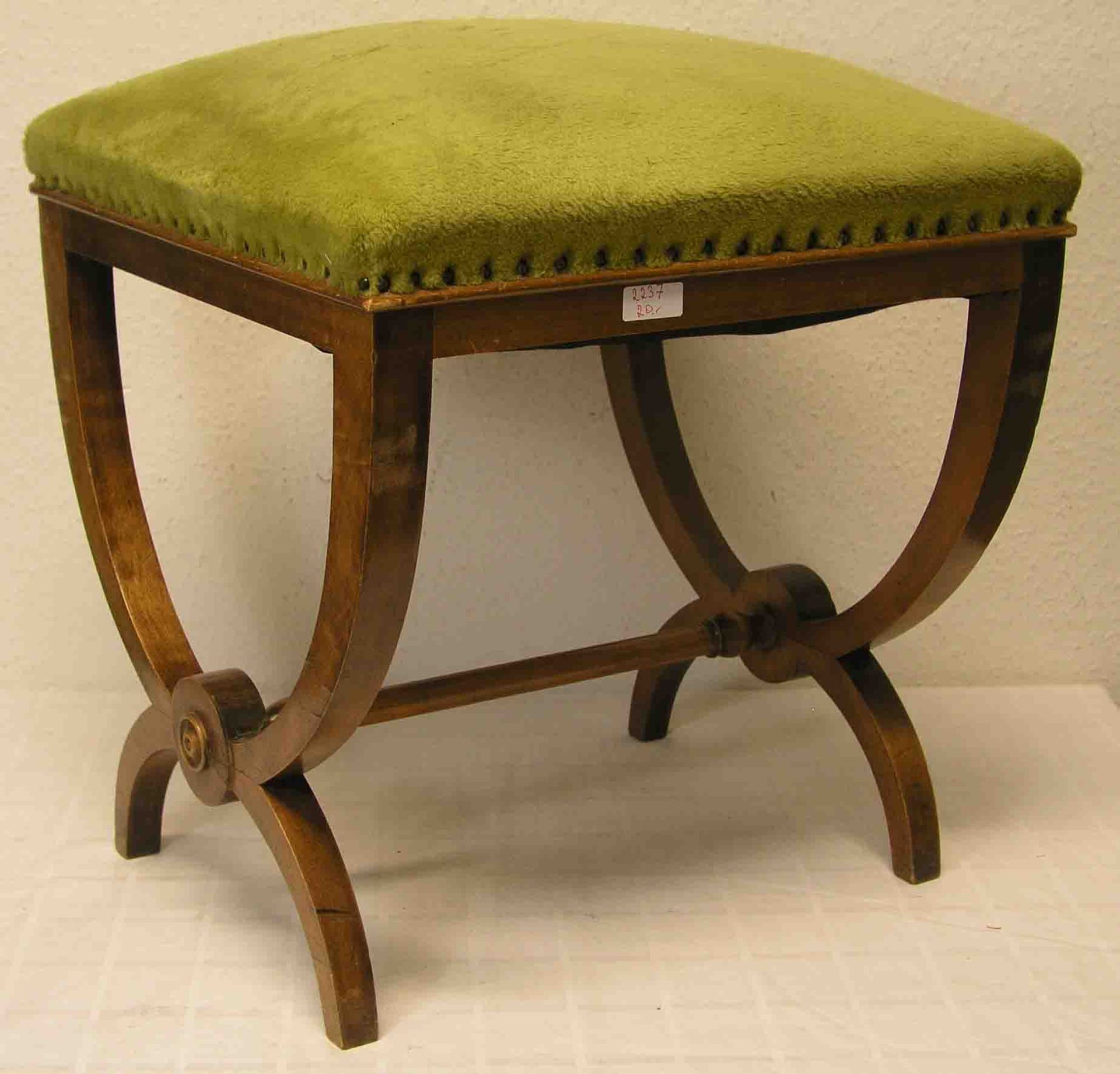 Hocker um 1900. Buchenholzgestell. Sitzfläche gepolstert. Sitzhöhe: 47cm; gebraucht.