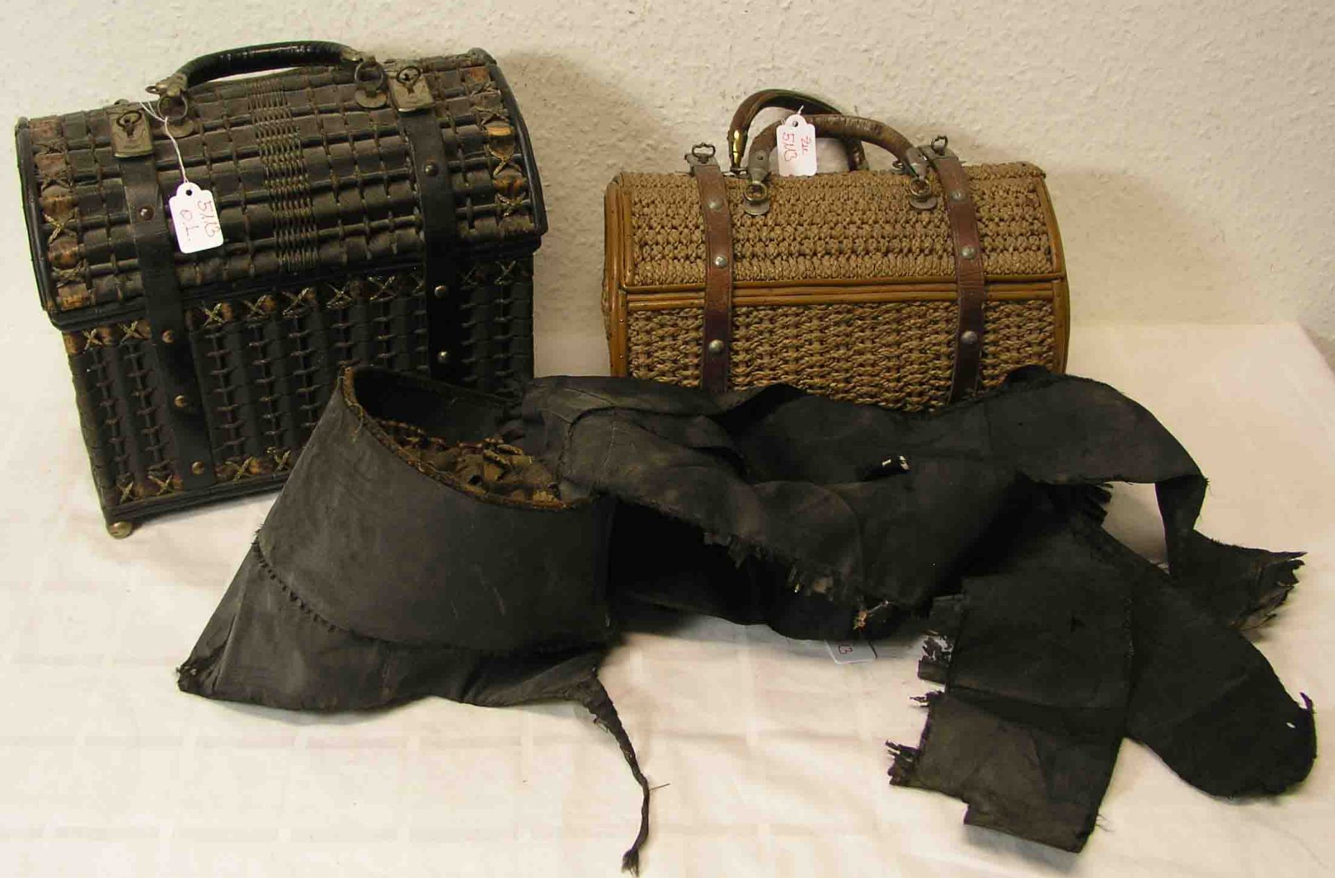 Fränkische Haube. Dazu: zwei Korbhandtaschen um 1900; zum Teil besch.