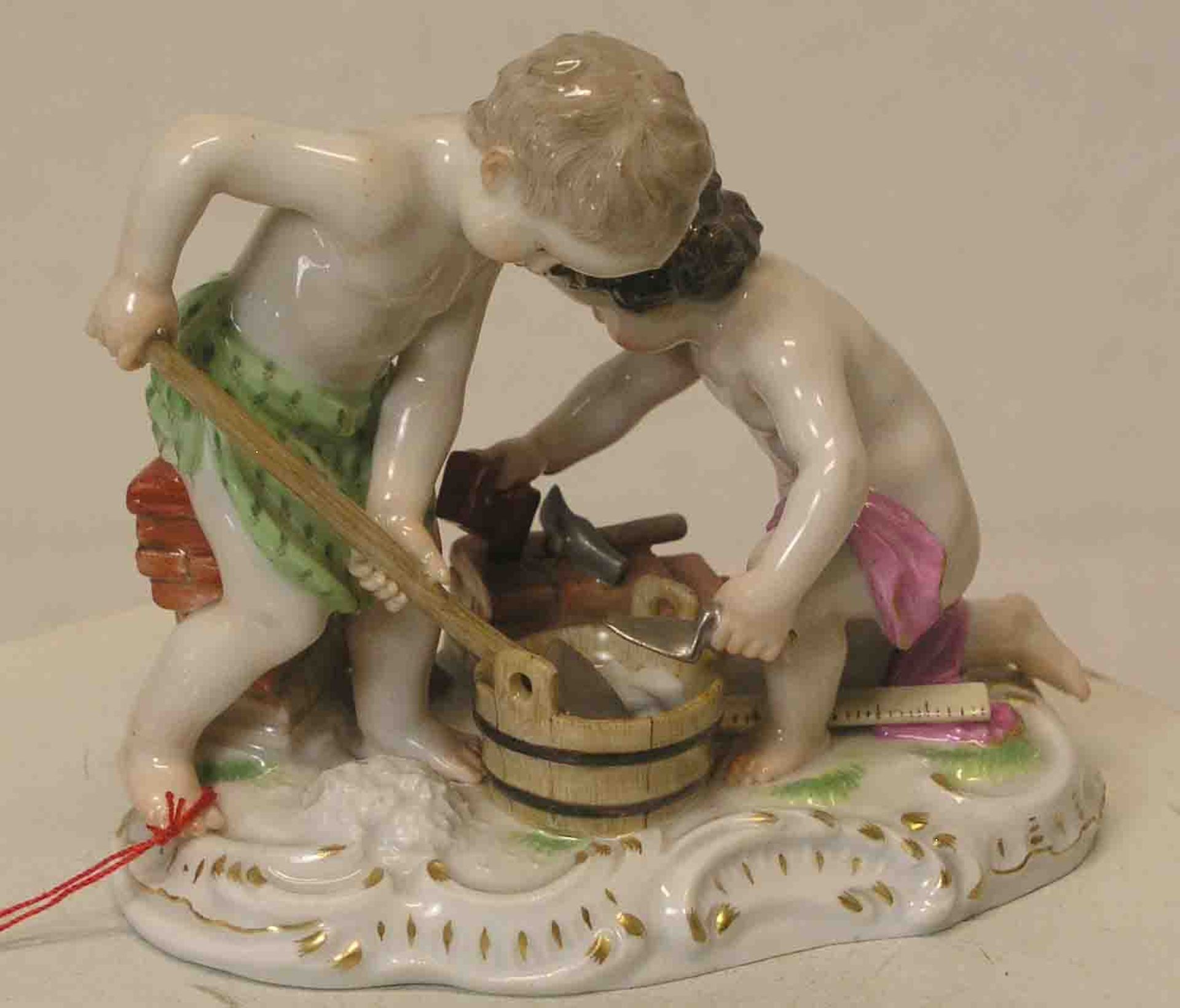 Zwei Kinder als Maurer. Porzellan, Meissen, I. Wahl, Schwertermarke, Präge-Nr. P 113.Höhe: 9,5cm.