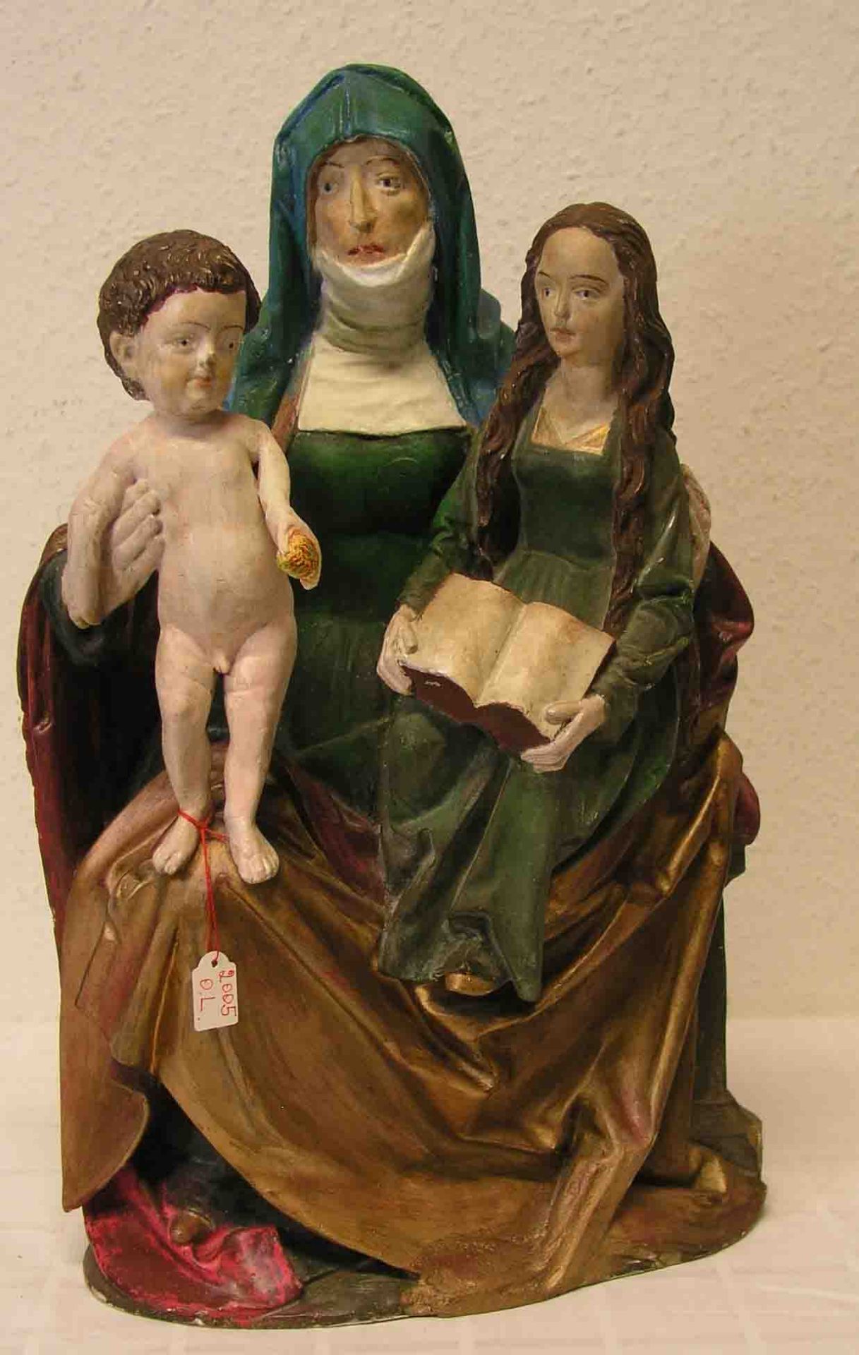 Hl. Anna Selbdritt. Stuckfigur, farbig staffiert. Höhe: 46cm; restauriert.