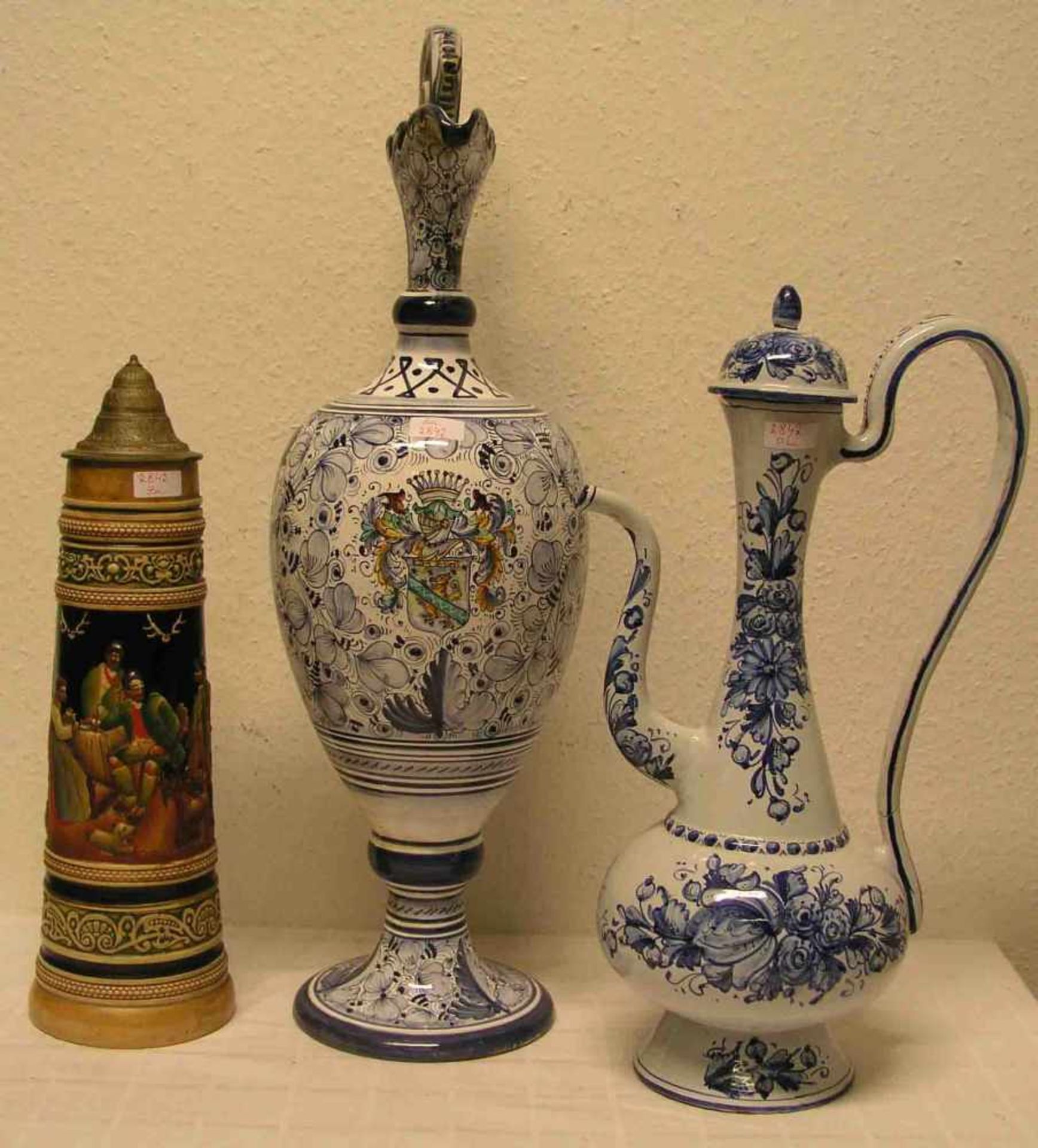 Henkelkanne. Orientalische Form, Fayence, blaue Blütenmalerei, Höhe: 54cm; Spannungsriss.Dazu: