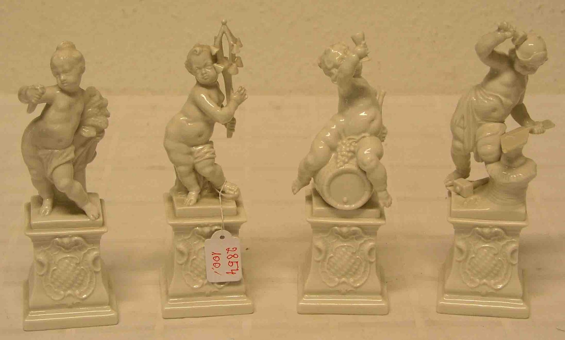 Posten von vier Nymphenburg Figuren. Weißes Porzellan, die vier Jahreszeiten. Höhe: 18cm.