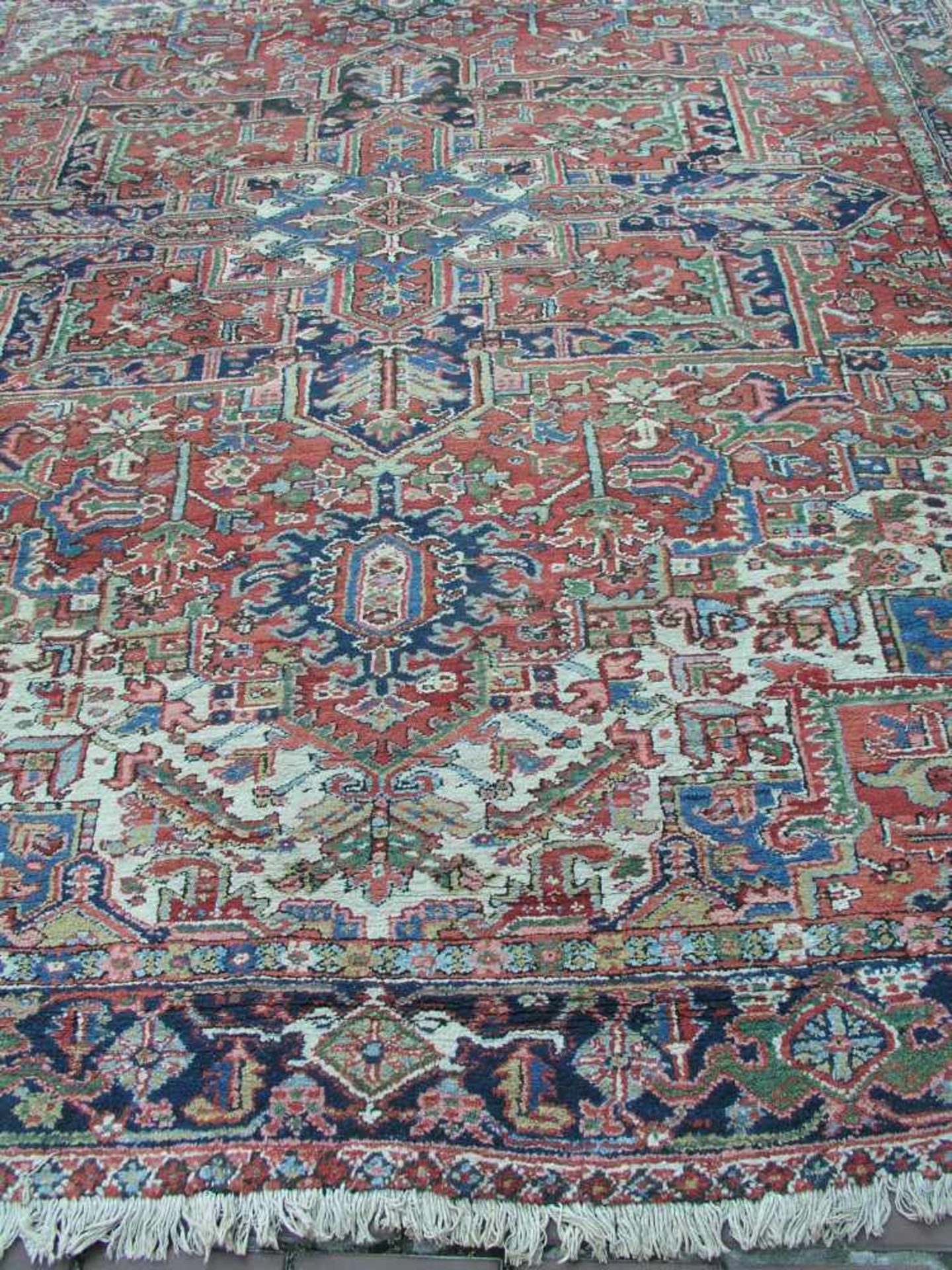 Orientteppich "Täbriz", blau-, rot-grundig, ca. 335 x 253cm; beschädigt.