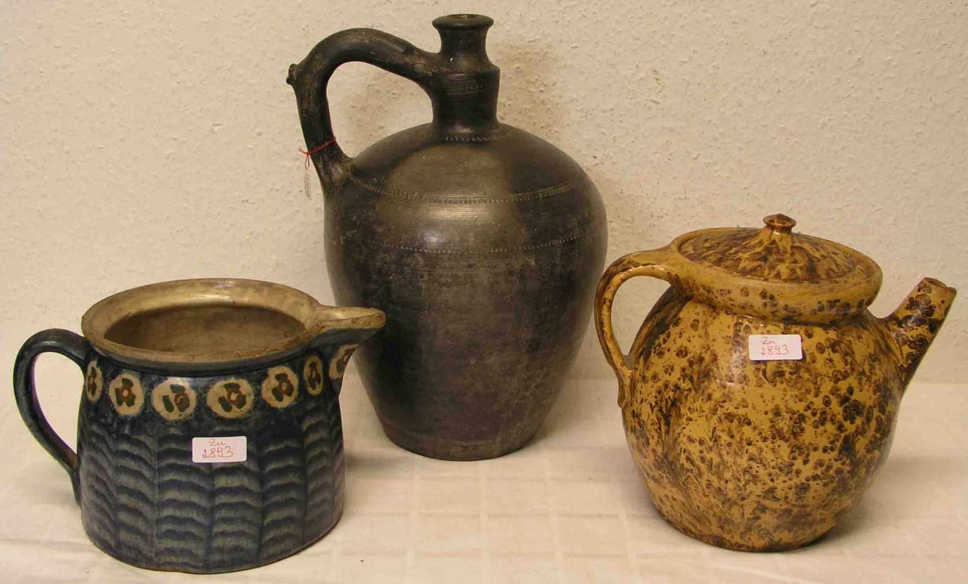 Posten von Bauernkeramik, drei Teile. Dabei: Wasserkrug, schwarze Keramik, Ungarn. Höhe:35cm.