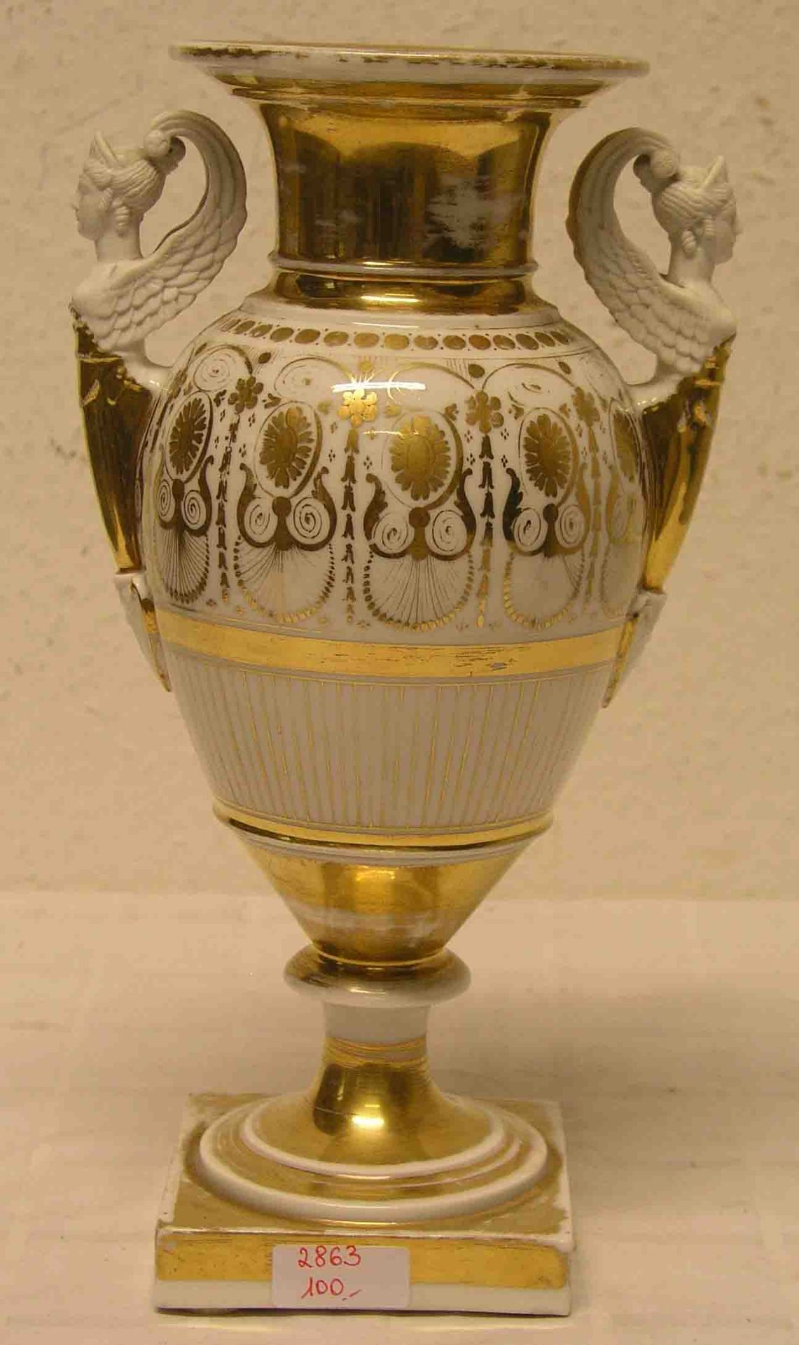 Prunkvase. Biedermeier. Porzellan, mit Karyatidenhenkel, goldstaffiert. Höhe: 33cm;berieben.