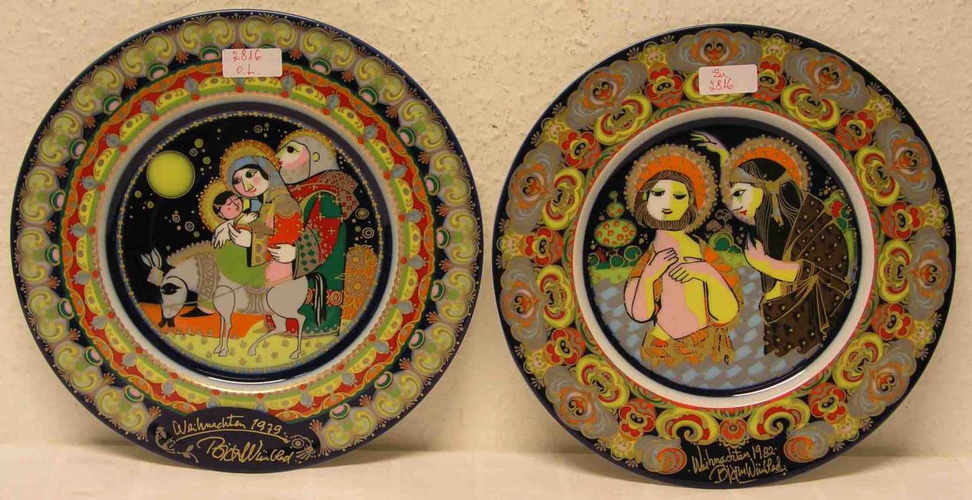 Weihnachtsteller 1979 und 1982. Porzellan, Rosenthal. Entwurf: Björn Wiinblad.Durchmesser: 29cm.