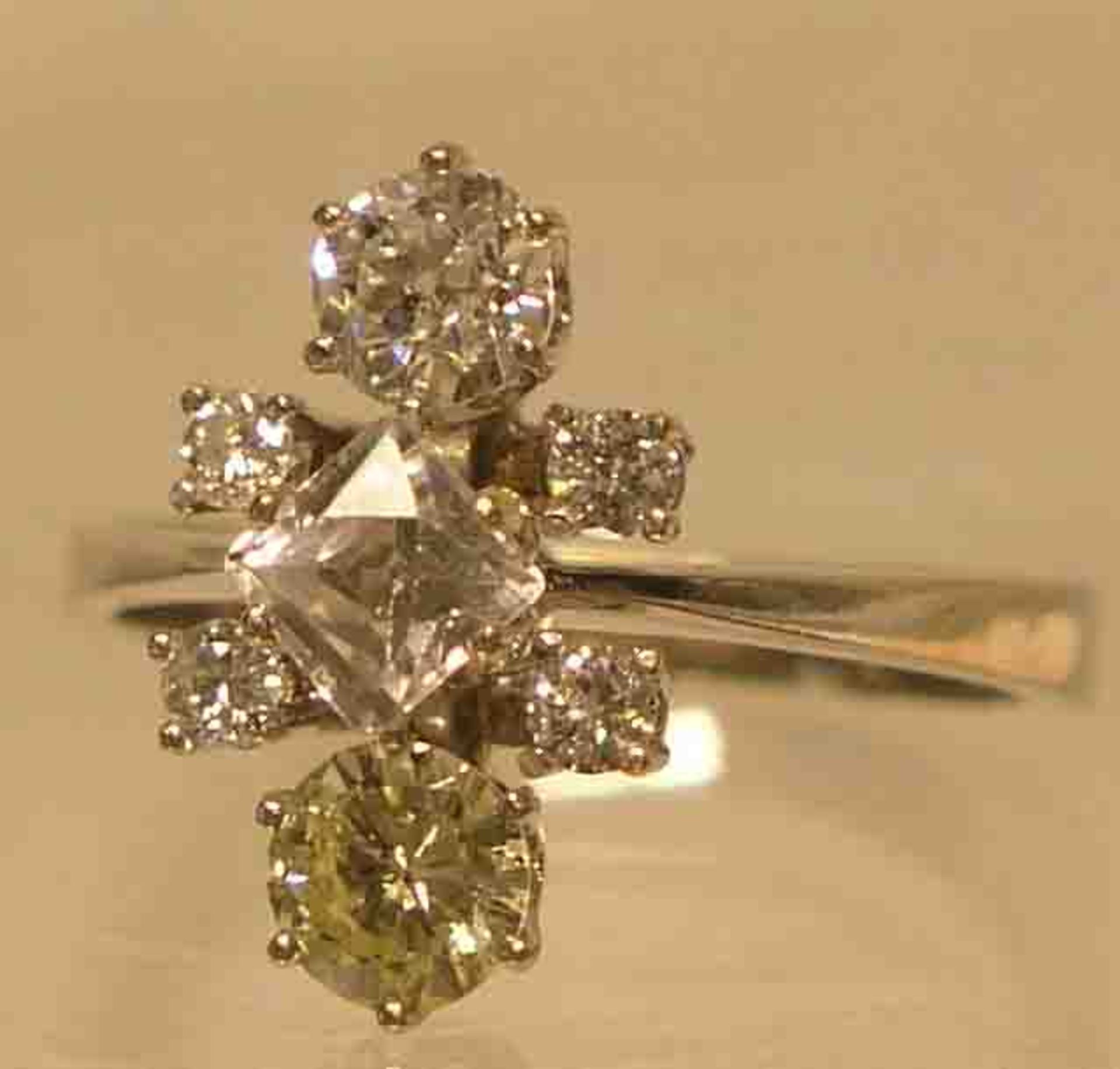 Damenring. Weißgold 14 kt., mit 6 Brillanten, ca. 1,20 ct. Ringgröße: 59. 4,6 Gramm.Viereckiger