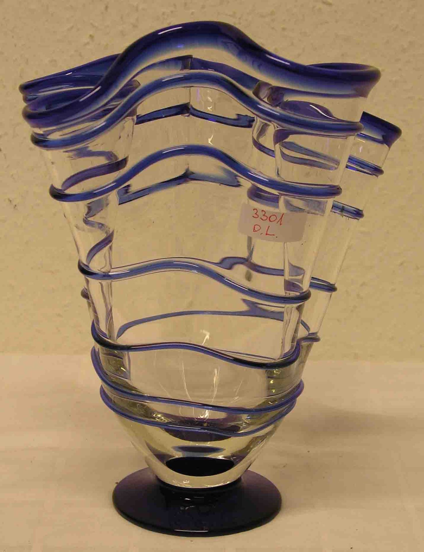 Designer Vase. Farbloses Glas mit blauen Fäden. Höhe: 27cm.