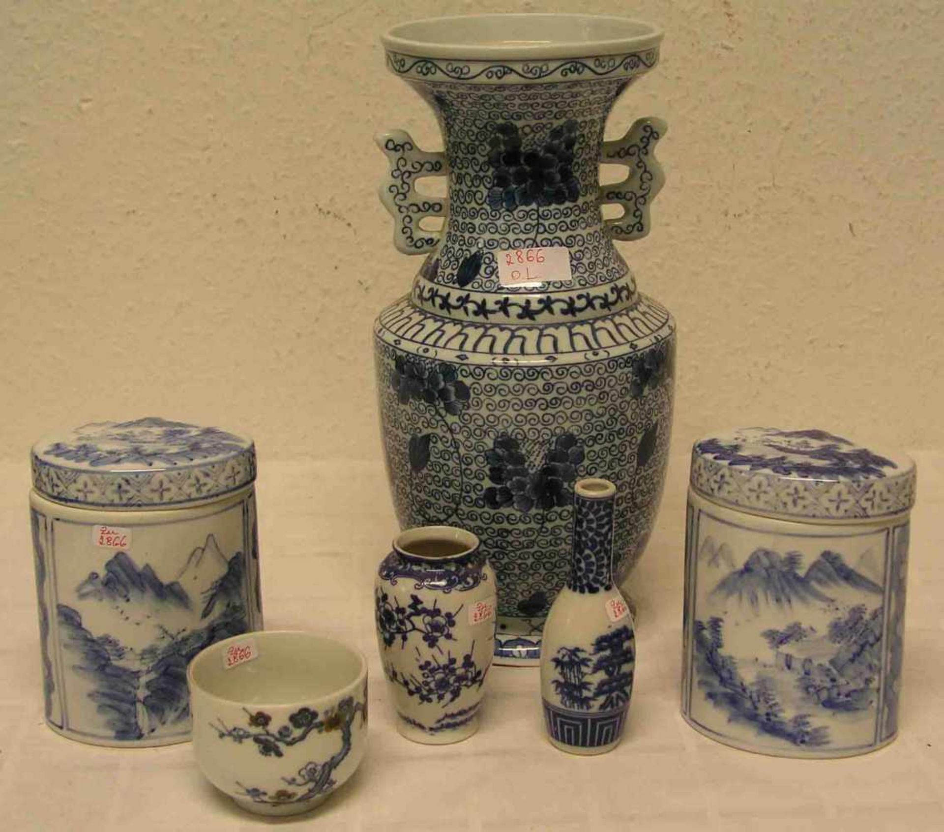 Posten von sechs Teilen, chinesisches Porzellan, blau / weiß. Dabei: Vase, Höhe: 32cm,zwei