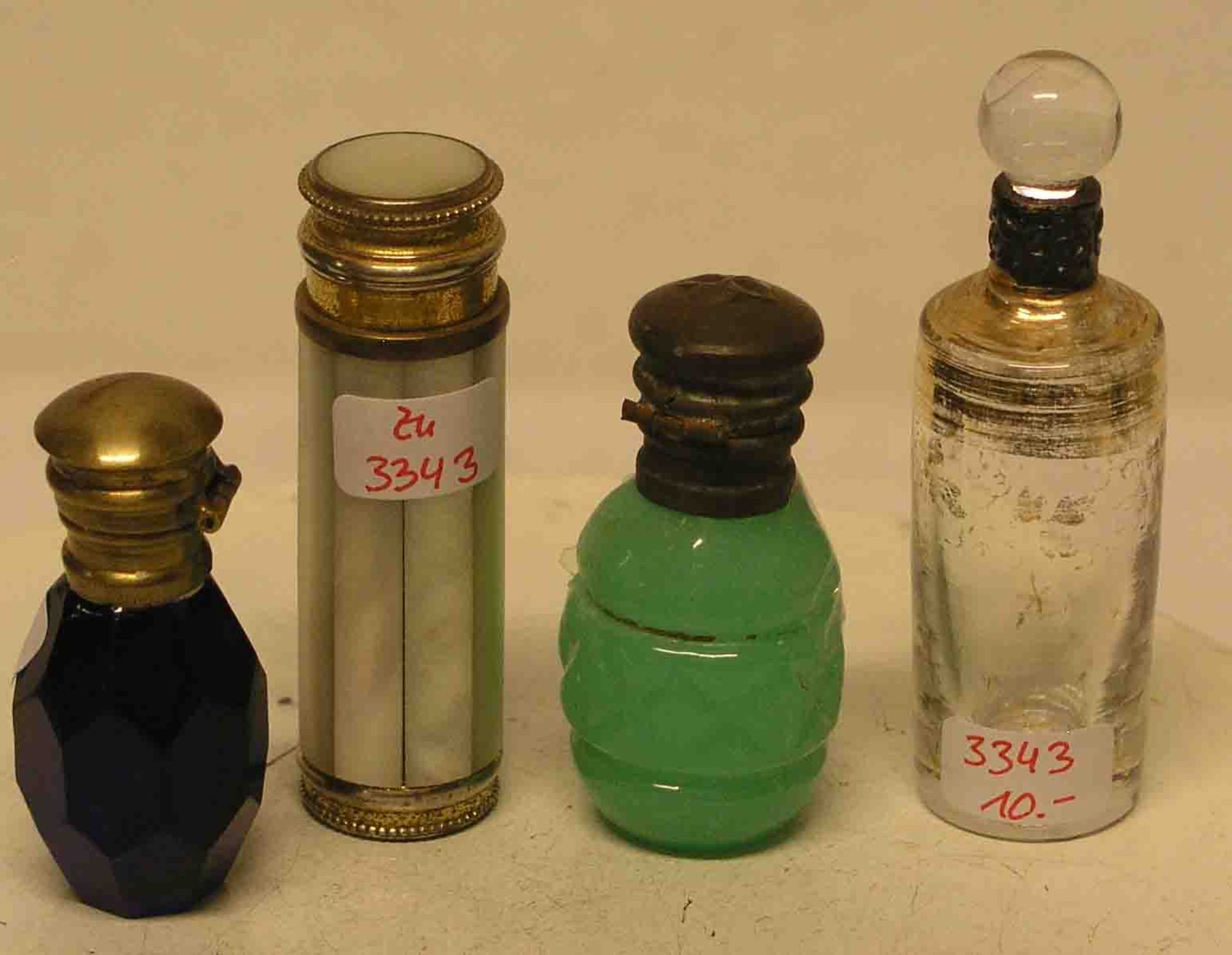 Vier kleine Parfumflakons. Dabei: Klarglas mit Resten von Goldmalerei, Stöpsel. Grüne,opakes
