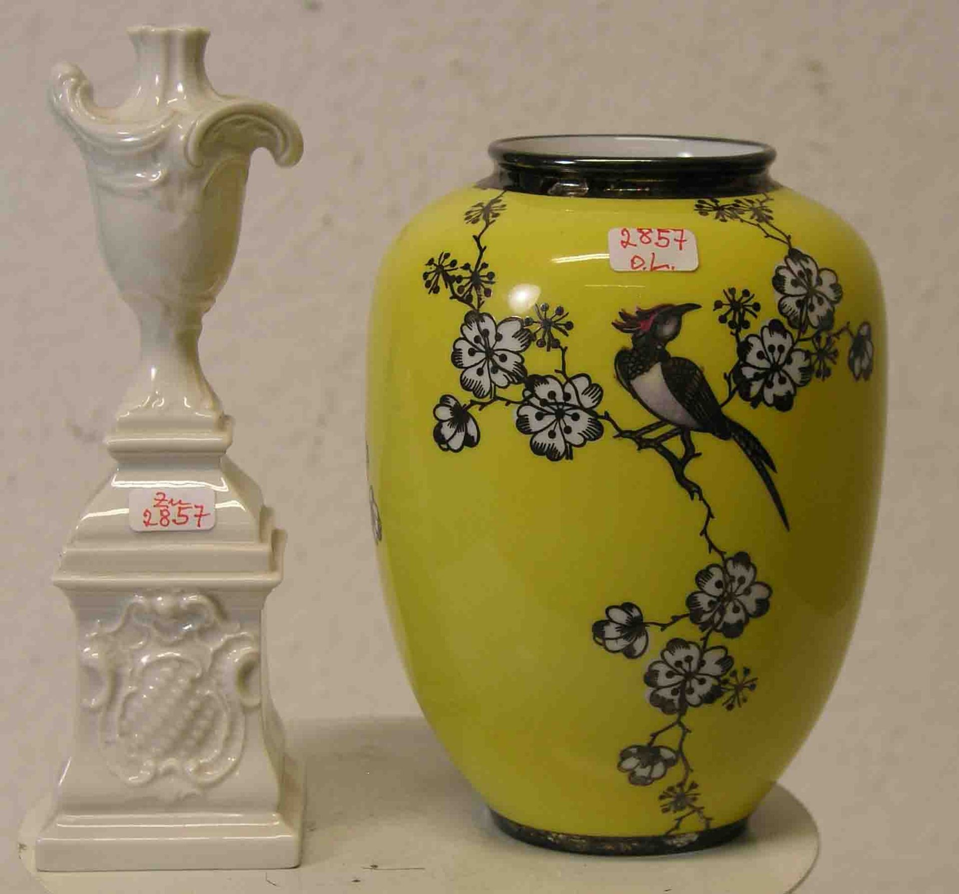 Amphore mit Sockel. Porzellan. Nymphenburg, Höhe: 18cm. Dazu: Vase "Silberporzellan".Schauseite