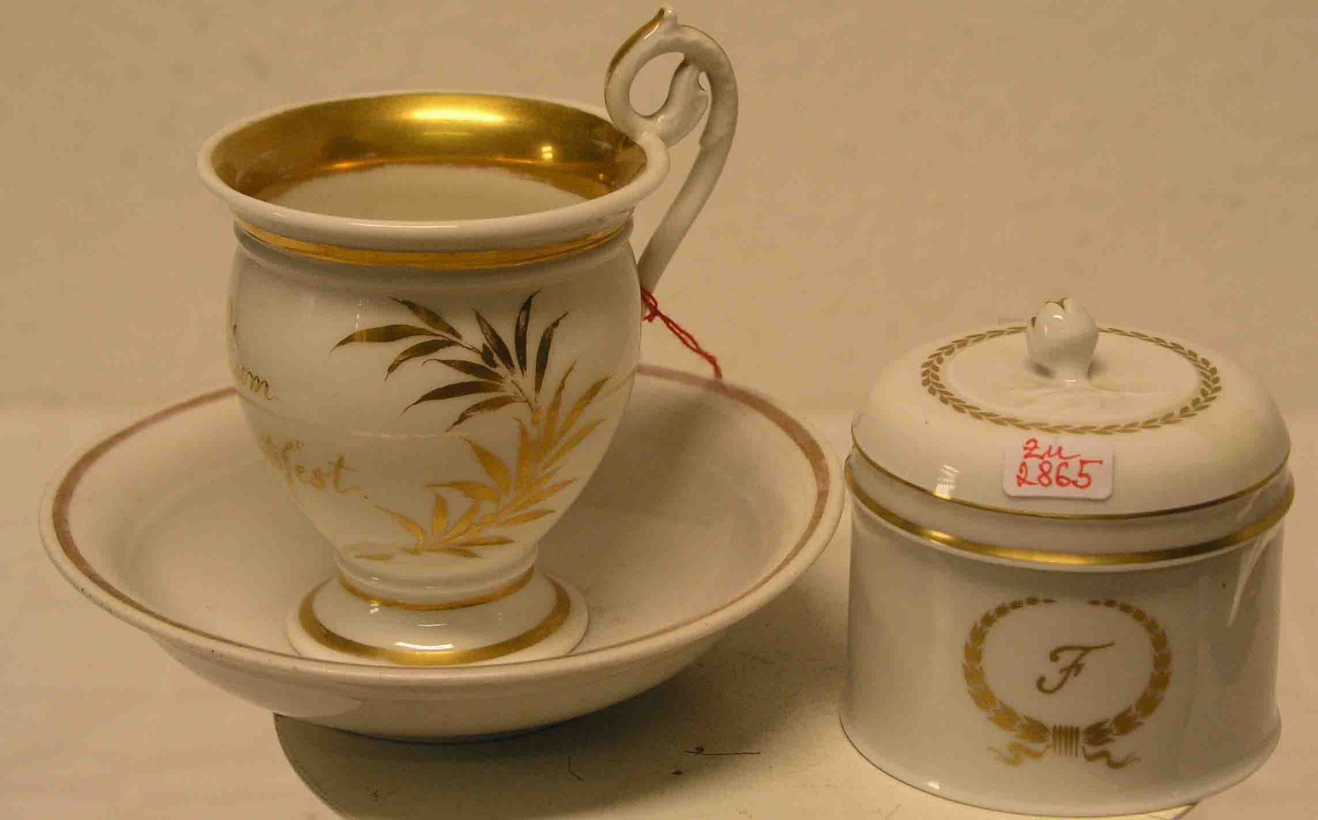 Tasse. Porzellan. Biedermeier "Zum Geburtsfest". Dazu: Unterteller, goldstaffiert undZuckerdose,