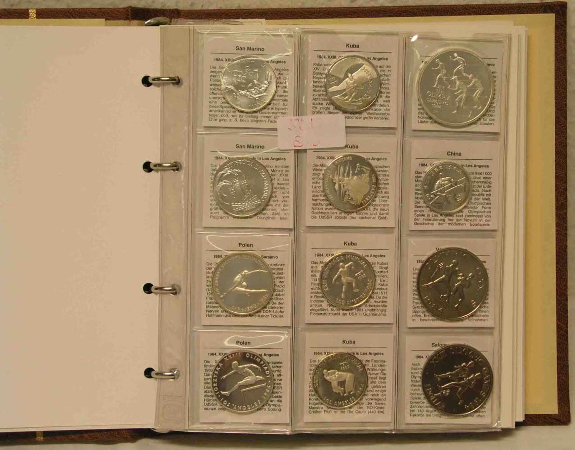 Münzalbum mit ca. 100 Münzen, aus aller Welt. Davon ca. 43 aus Silber.