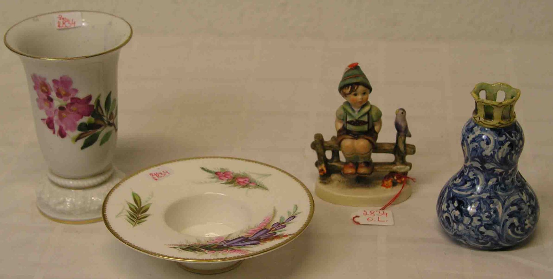 Posten von vier Teilen Porzellan und Keramik. Dabei: Hummelfigur, Rosenthal Vase, Höhe:12cm, usw.