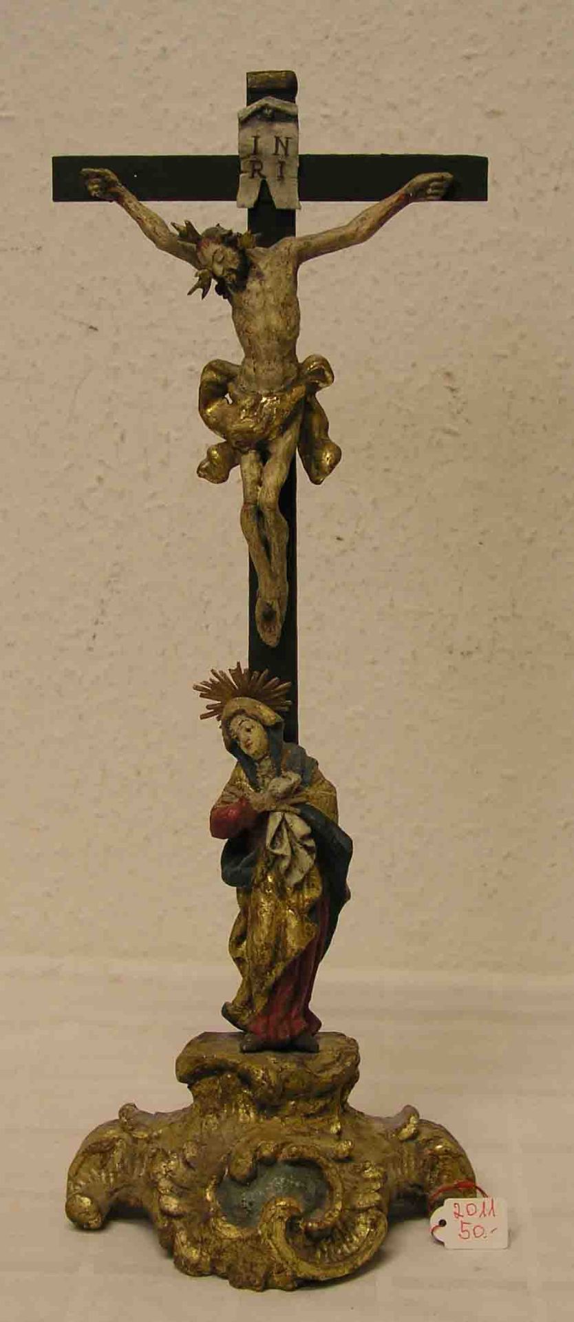 Standkruzifix. 18. Jh. Korpus Christi und trauernde Maria am Fuße des Kreuzes. Holzgeschnitzt,