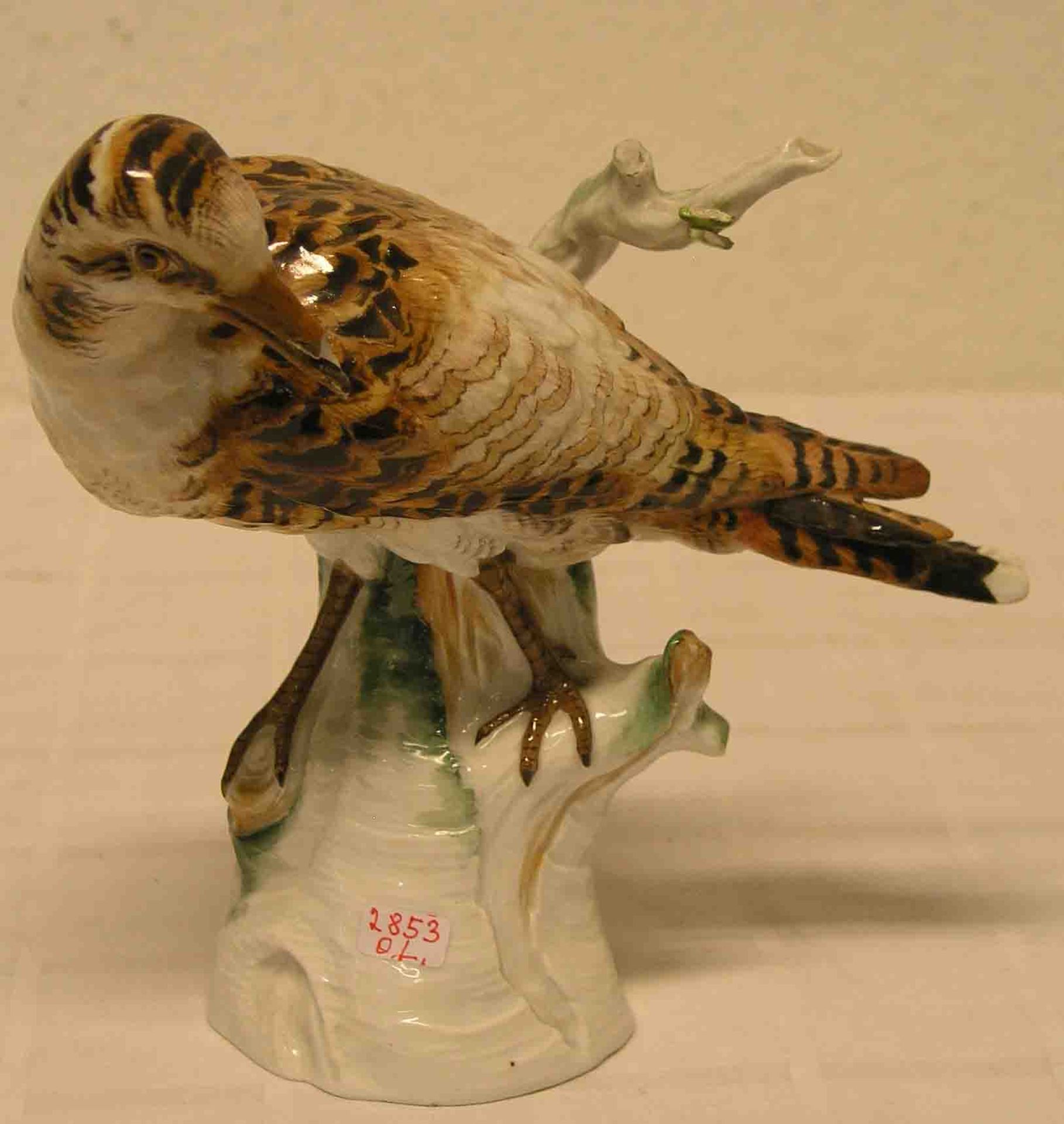 Vogel am Ast. (Wendehals). Porzellan. Meissen, Schwertermarke, Präge-Nr. 2075, farbigstaffiert.