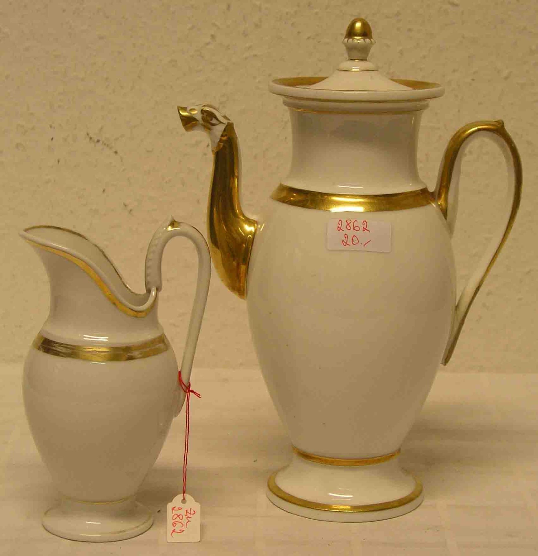 Kaffeekanne und Milchkännchen. Porzellan. Biedermeier, goldstaffiert; berieben. Höhen: 17und 28cm.