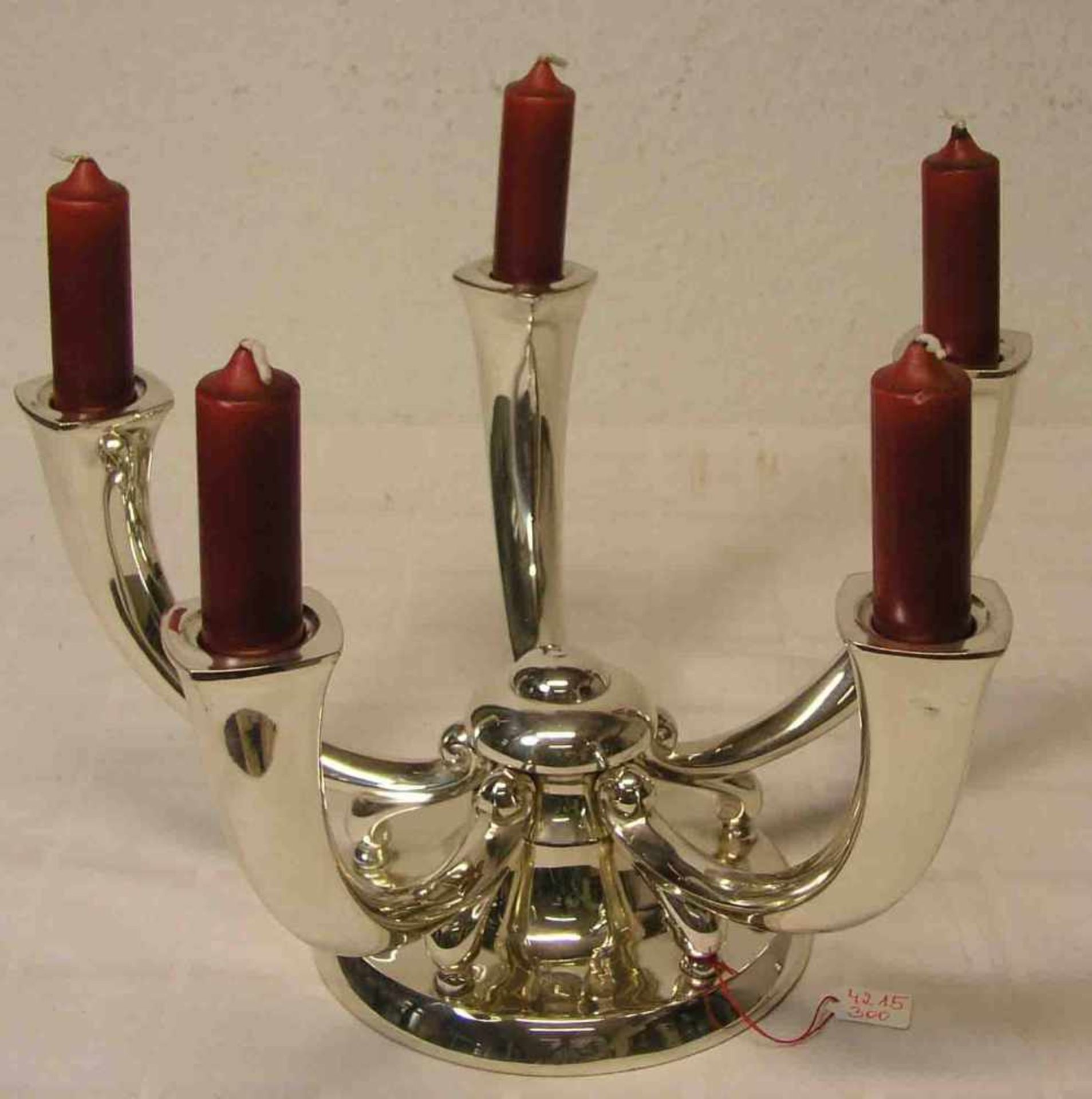 Kerzenleuchter, fünfarmig. 835er Silber, 668 Gramm. Höhe: 18cm, Durchmesser: 32cm.