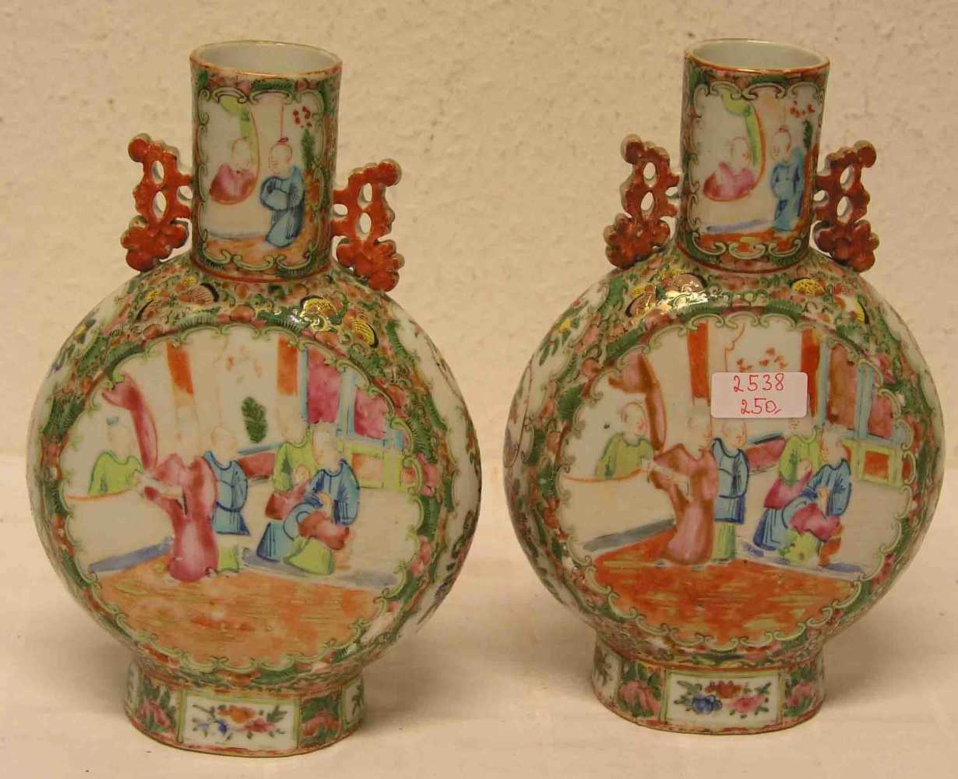 Paar Kanton Pilgerflaschen. China. 18./19. Jh. Figürliche Szenen sowie Blumen-, Vögel-