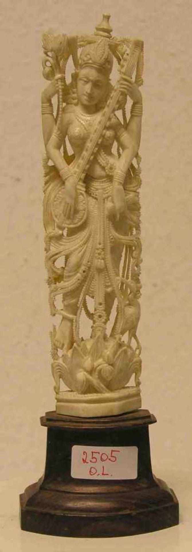 Indische Gottheit, Sarasvati, Göttin der Weisheit und Gelehrsamkeit. Bein geschnitzt,