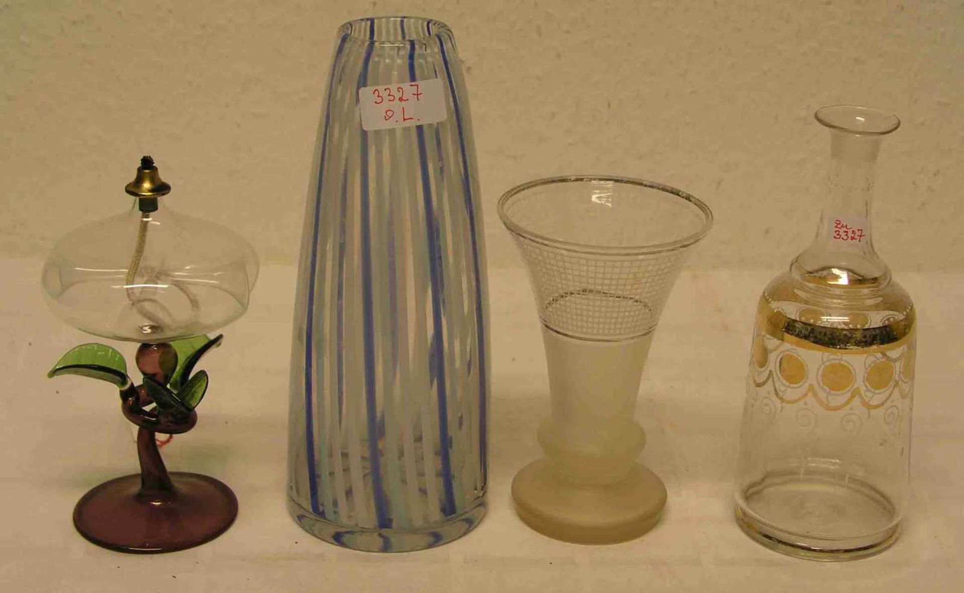 Posten von vier Teilen. Dabei: Vase, Höhe: 22cm, Karaffe usw.