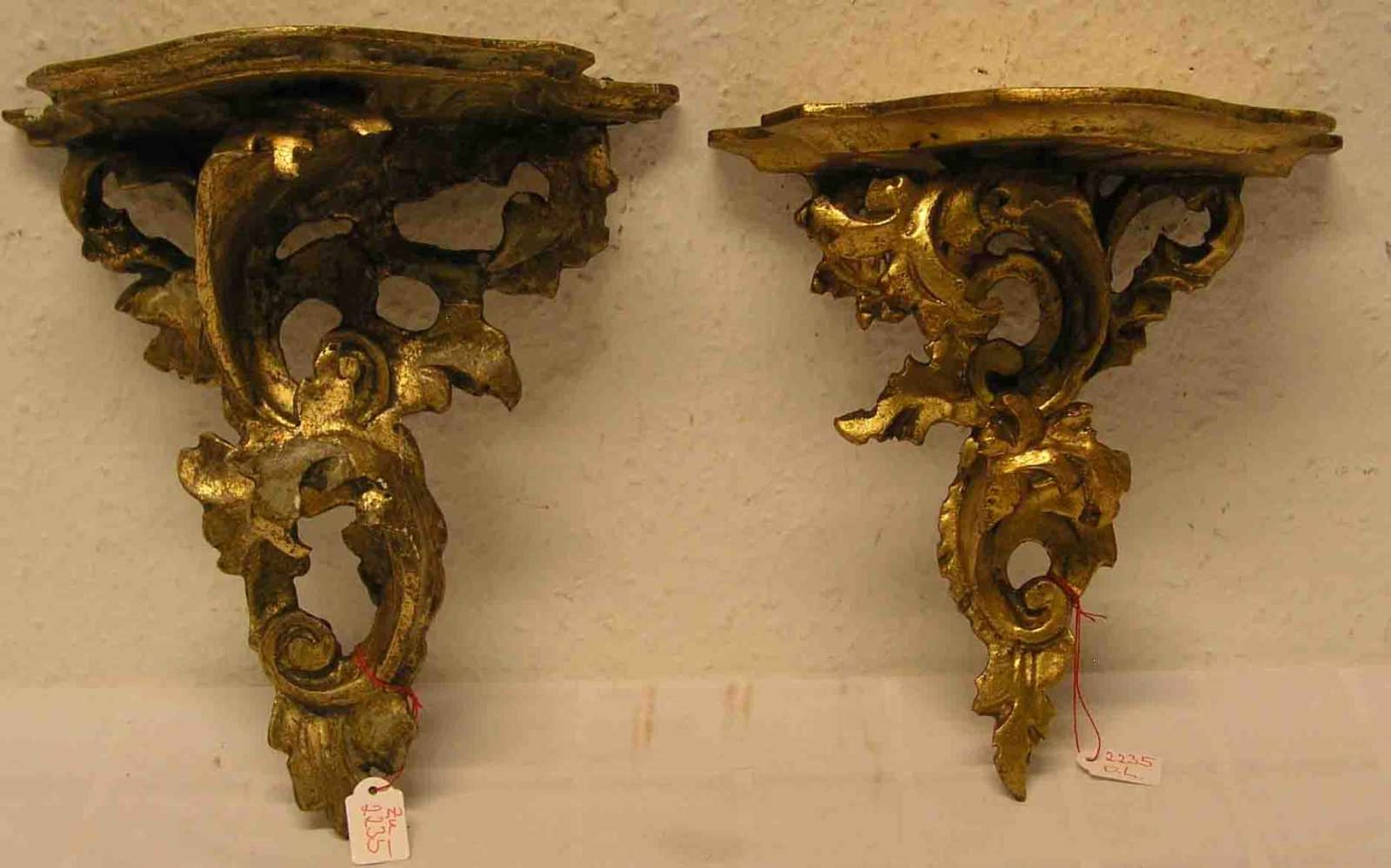 Zwei Holzkonsolen, geschnitzt mit Blattranken, goldbronziert, Höhe: ca. 21cm; beschädigt.