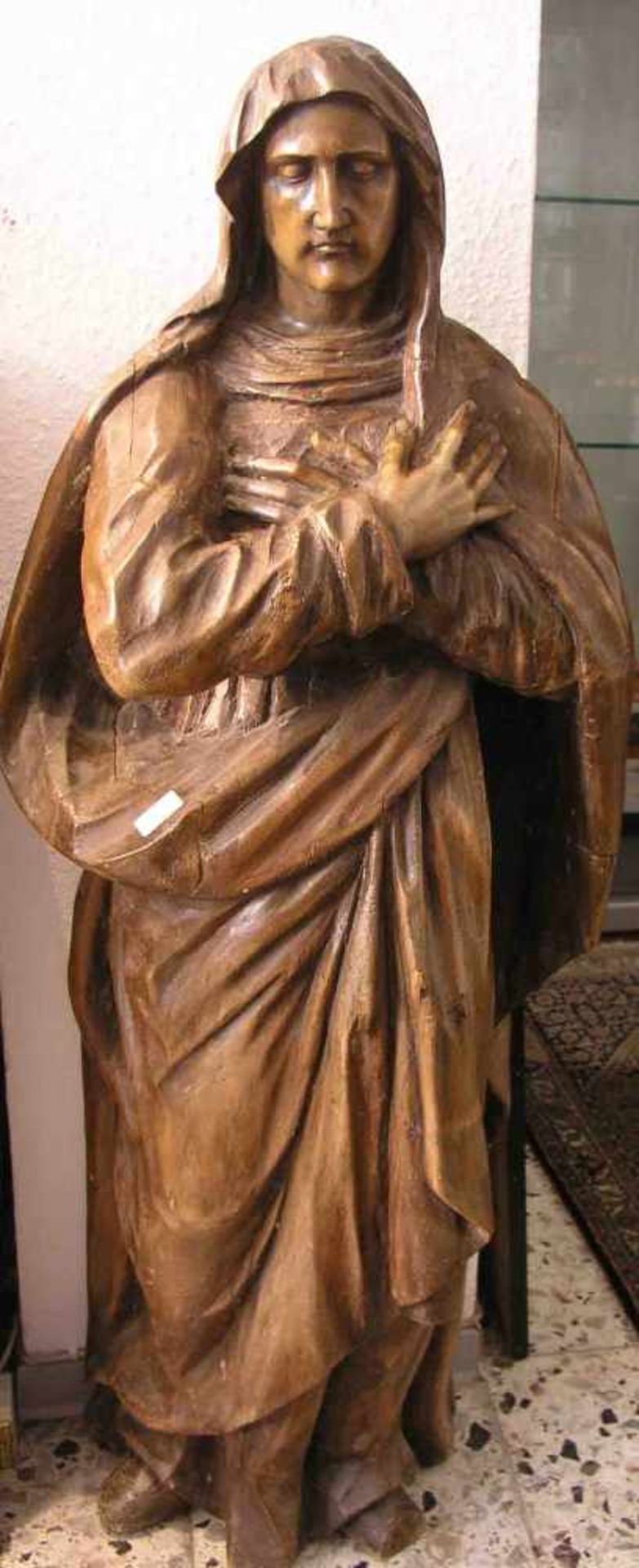 Trauernde Madonna. 19. Jh. Holz geschnitzt. Höhe: 124cm; restaurierungsbedürftig.