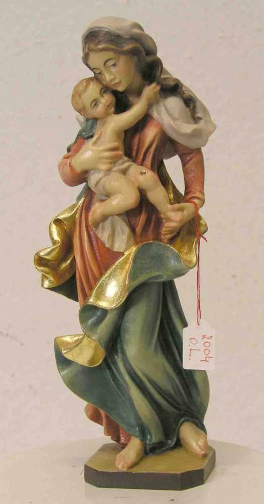 Madonna mit Kind. Holz geschnitzt, farbig gefasst, neuzeitlich. Höhe: 24cm.