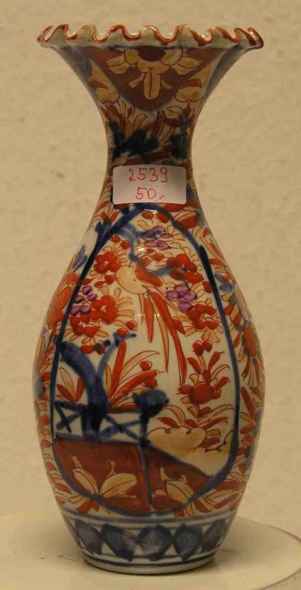 Imari Vase. Japan. Mitte 19. Jh. Unterglasurblaue und eisenrote Malerei, Höhe: 24,5cm.