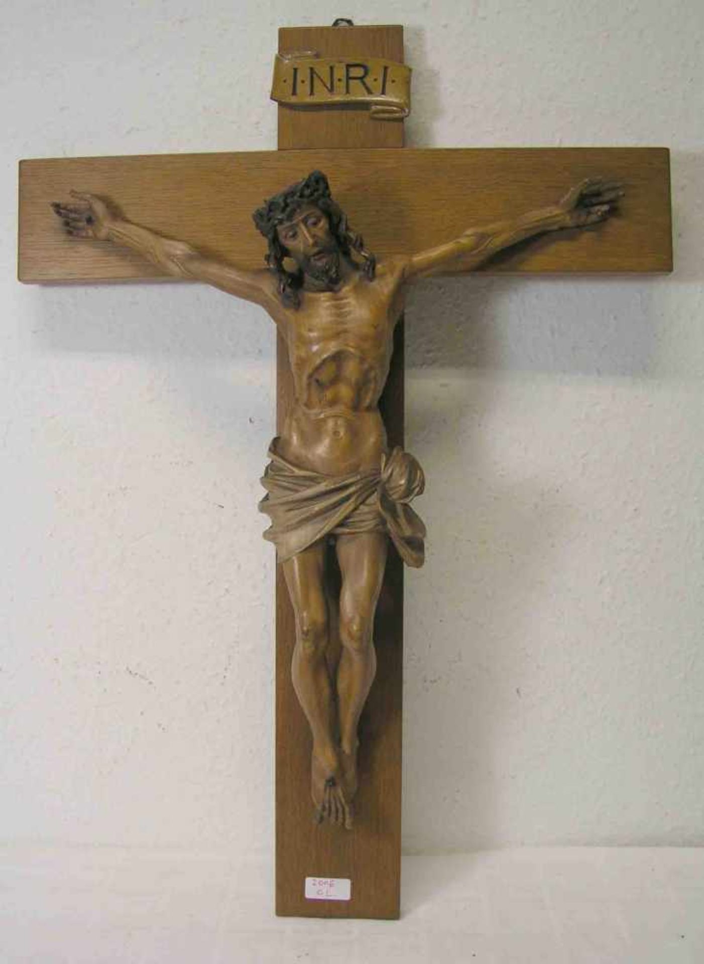 Wandkruzifix. Christuskorpus. Lindenholz geschnitzt; ein Finger beschädigt. EichenholzKreuz.
