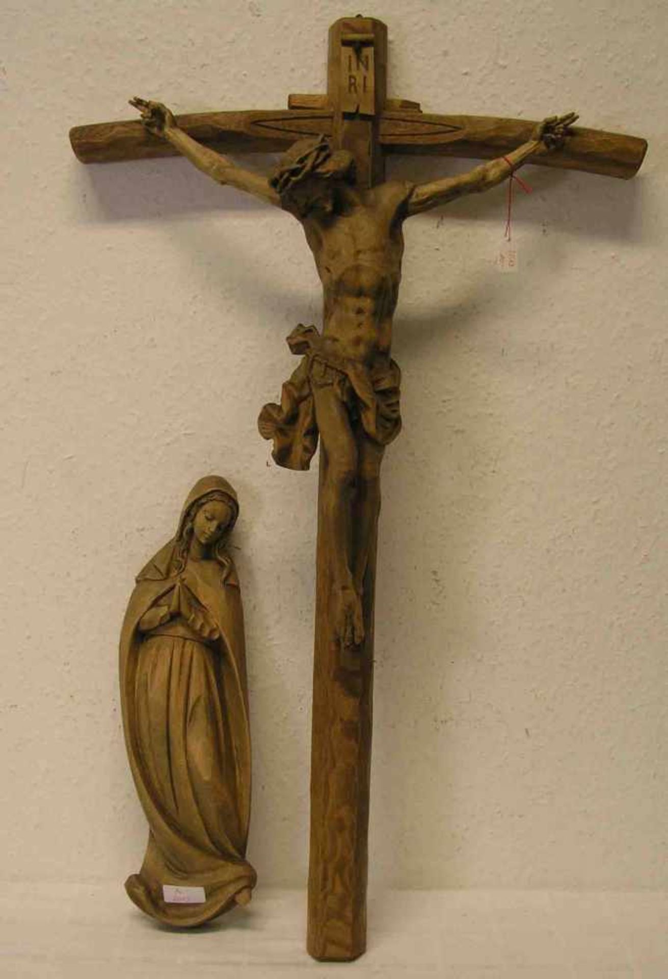 Wandkruzifix und Wandmadonna. Holz geschnitzt, rückseitig signiert "H. Lieb". Höhen: 75und 39cm.