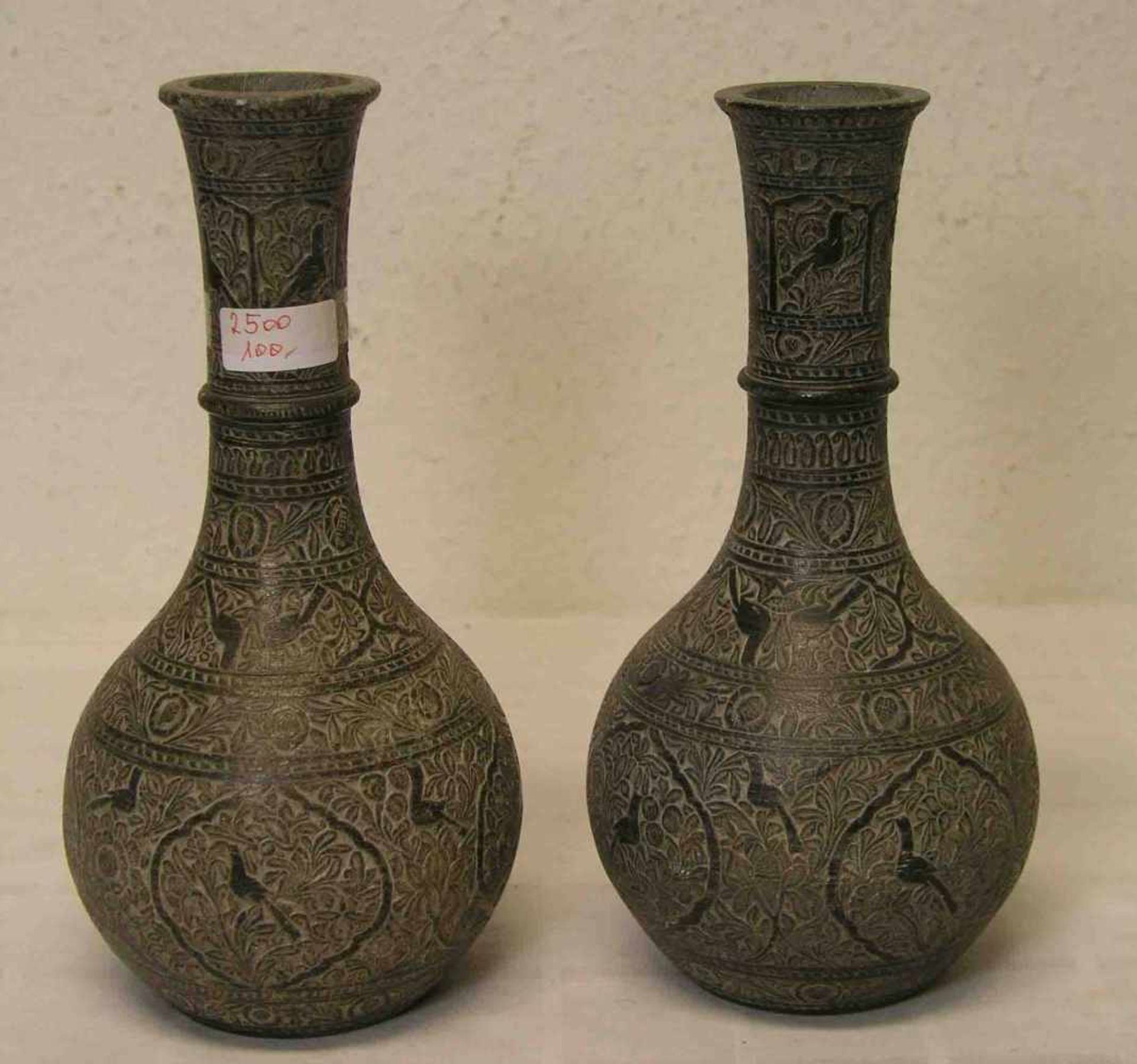 Paar Vasen. Irak. Tonmischung. Wandung reichhaltig verziert mit Vogel- und Rankendekor.Mündung mit