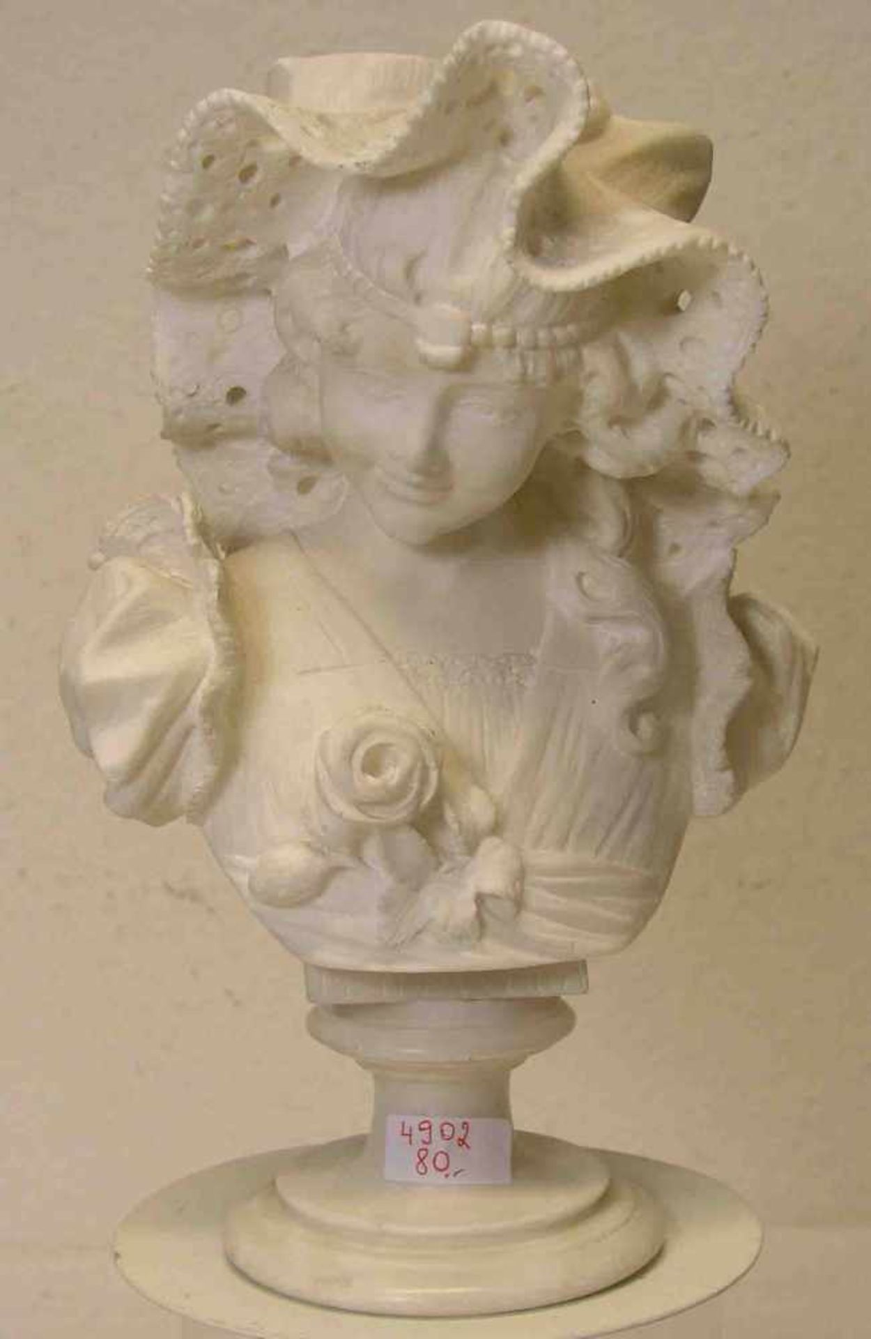 "Prima Vera". Büste einer jungen Dame. Alabasterfigur, Höhe: 30cm.