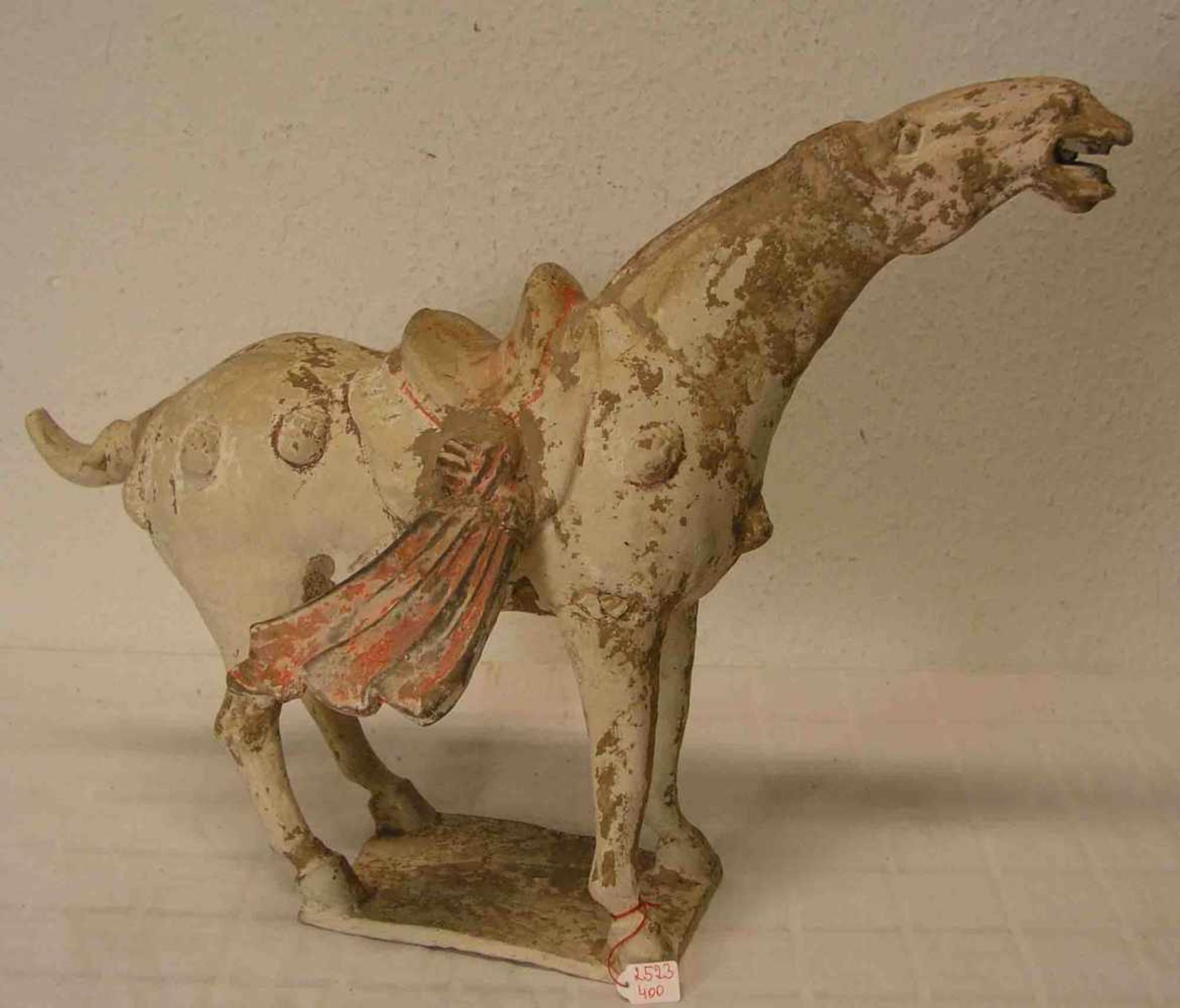 Pferd, wohl 9. Jahrhundert. China. Tang-Dynastie. Ton mit Resten von polychromerBemalung, alte