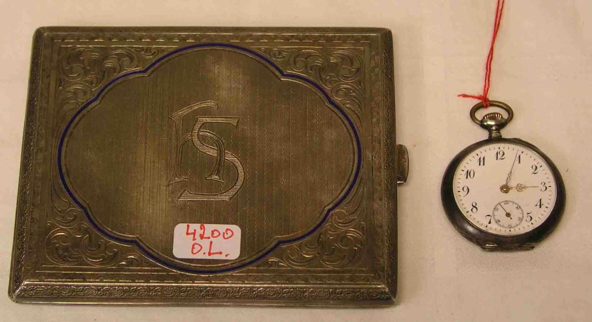 Zigarettendose. 835er Silber, um 1930. Monogramm: SH. 143 Gramm. Dazu: Damentaschenuhr,