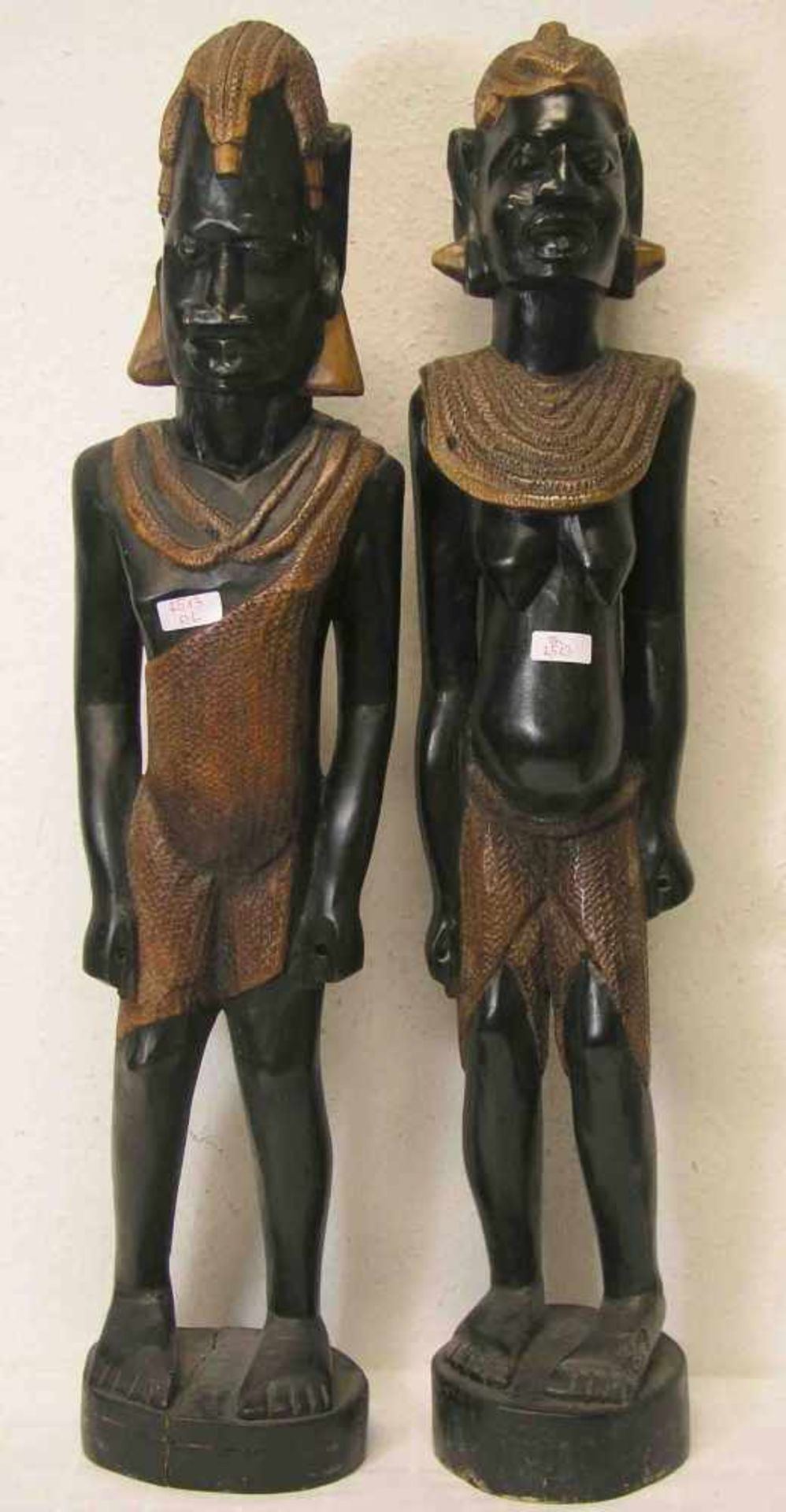 Afrika: zwei stehende Figuren: Mann und Frau. Holz geschnitzt, zum Teil geschwärzt, Höhe:86cm.