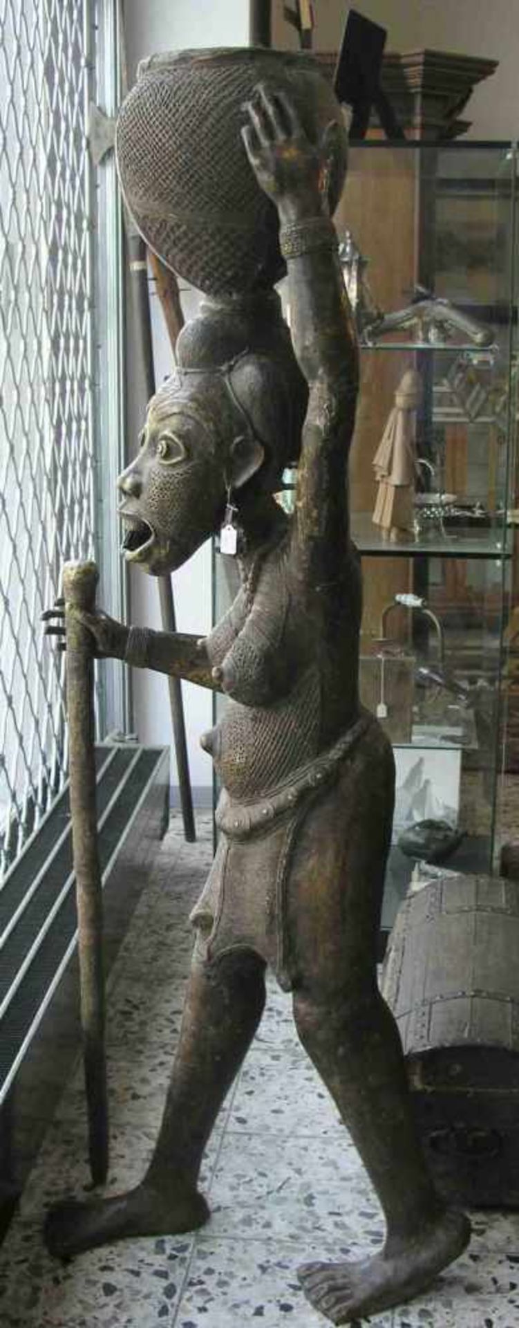 Afrikanerin mit Wanderstock. Bronze. Höhe: 167cm.