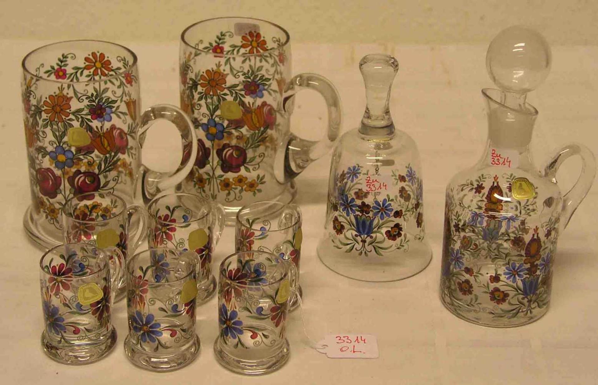 Posten Glas mit Blumendekor. Dabei: 6 Stamperl, Karaffe, Höhe: 16cm, zwei Biergläser