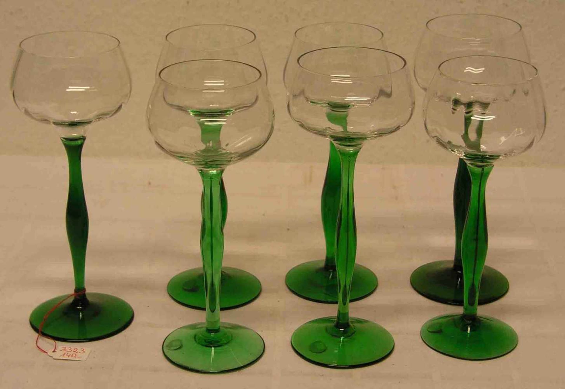Satz von sieben Jugendstil-Weingläsern, Entwurf Peter Behrens, längsoptische Klarglaskuppaauf grünem