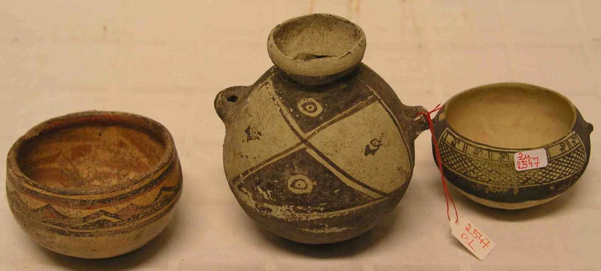 Drei antike Tongefäße, Peru. Zum Teil bemalt. Dabei: zwei Schälchen, Durchmesser: 7 und7,5cm.