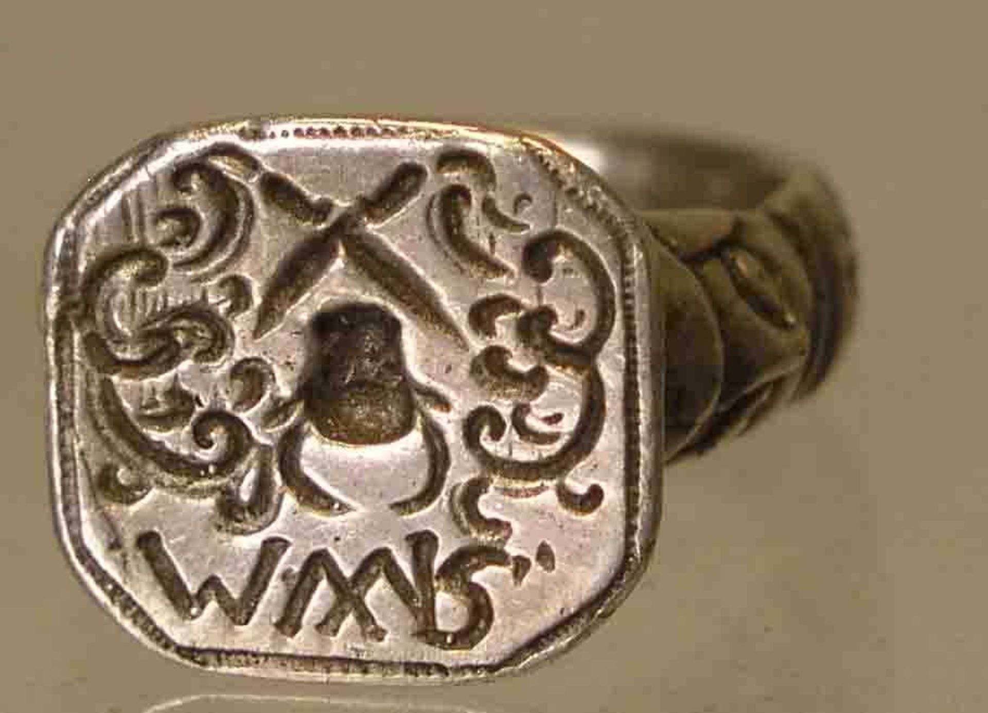 Ring. 19. Jh. Silber. Gravierte Platte mit Zunftschild der Metzger. Ringgröße: 56.