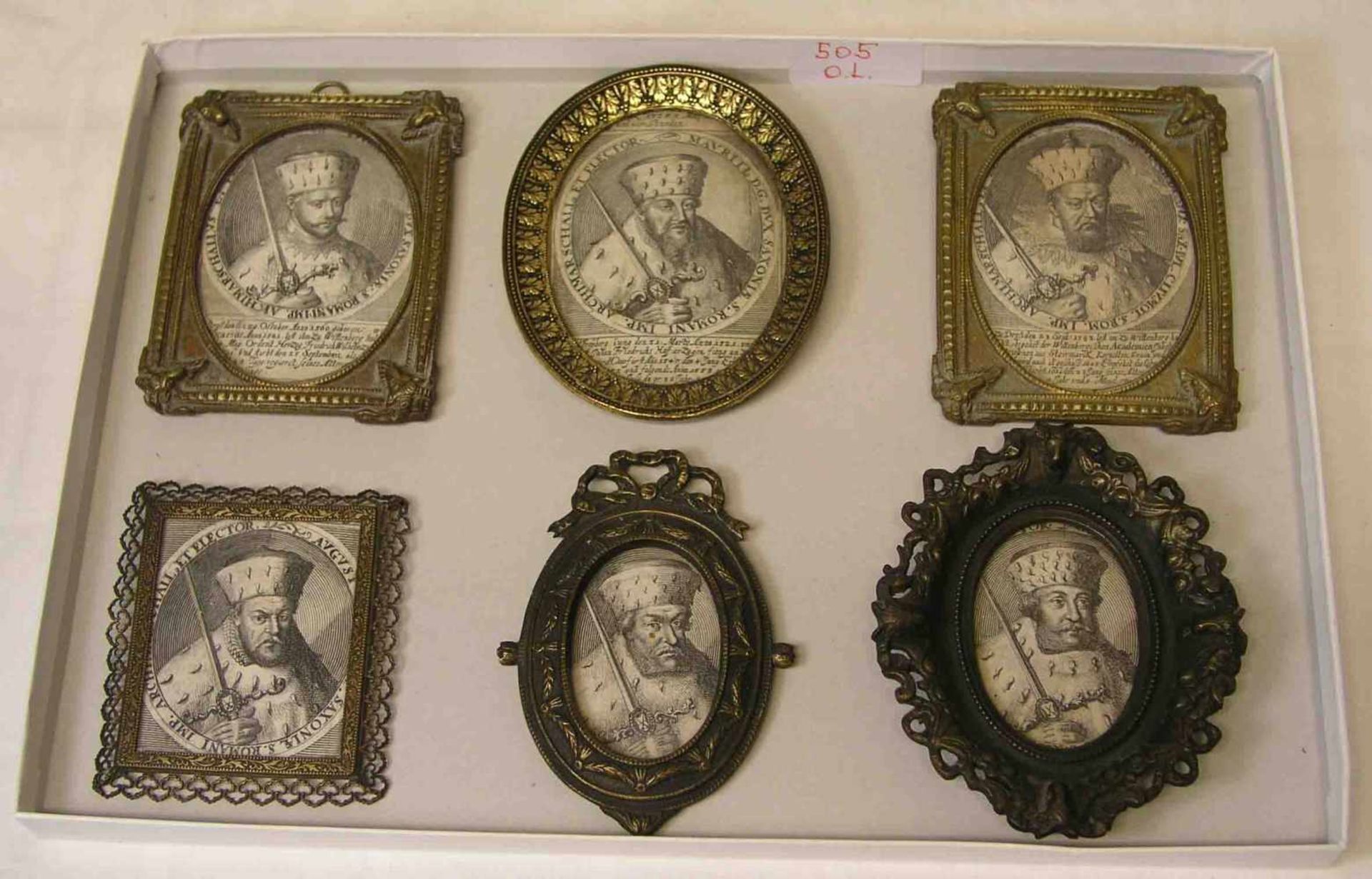 Herrscher Portraits, sechs Stück. Kupferstiche in Messingrähmchen. Durchmesser: 5 bis 7cm.