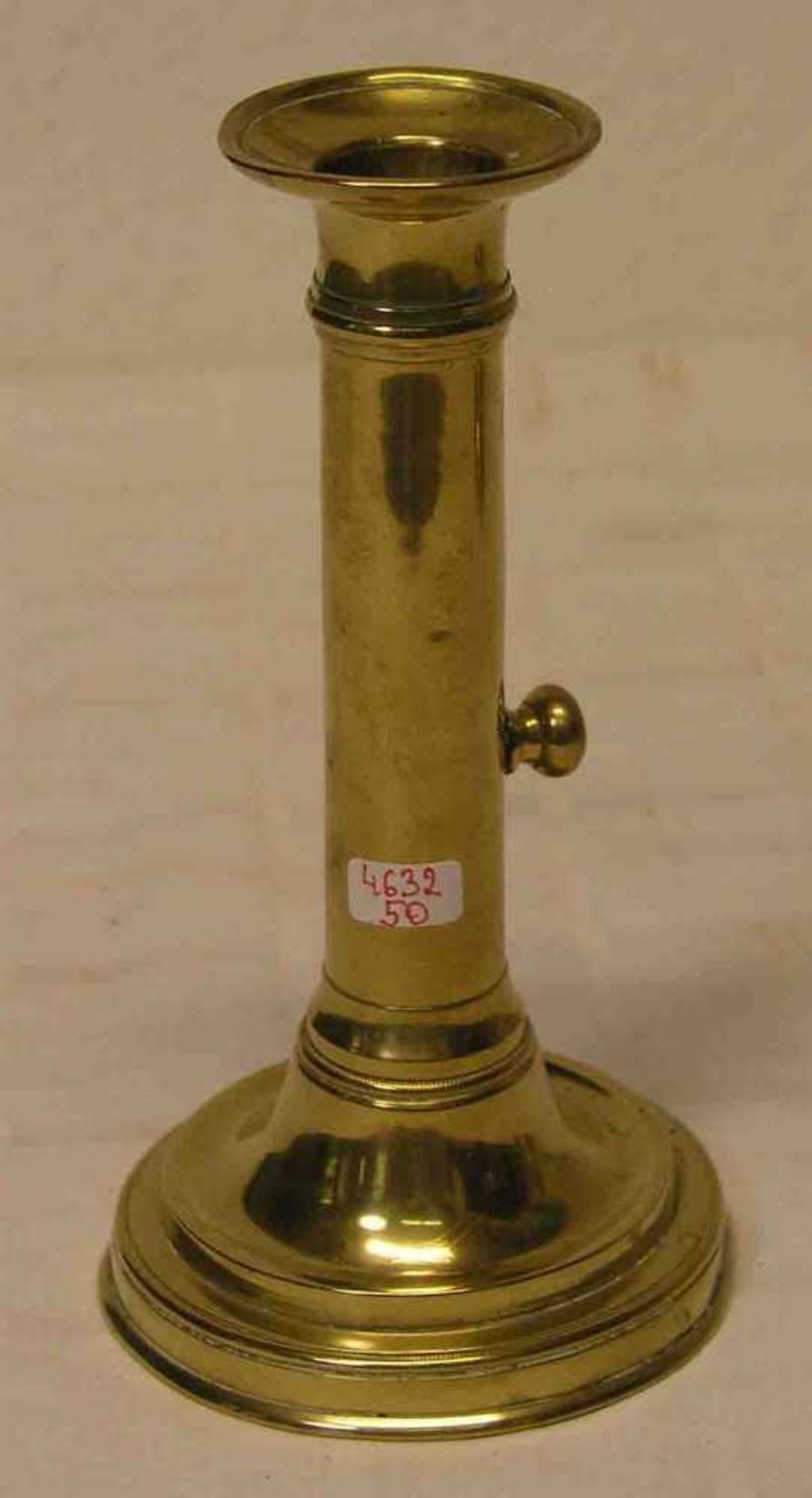 Schiebeleuchter, um 1840. Messing, Höhe: 18,5cm; Gebrauchsspuren.