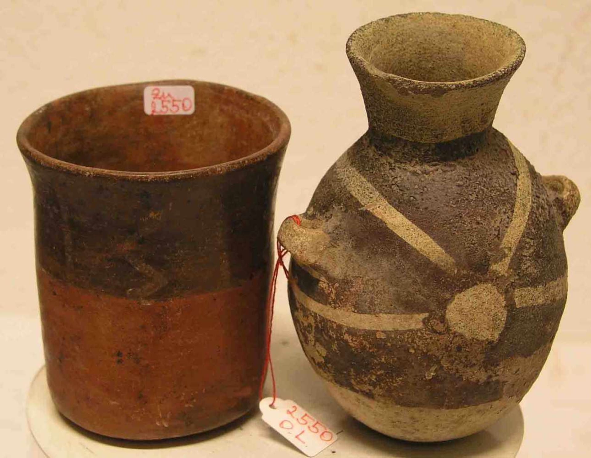 Zwei antike Tongefäße, Peru. Becher und Vase. Höhen: 10 und 14cm.