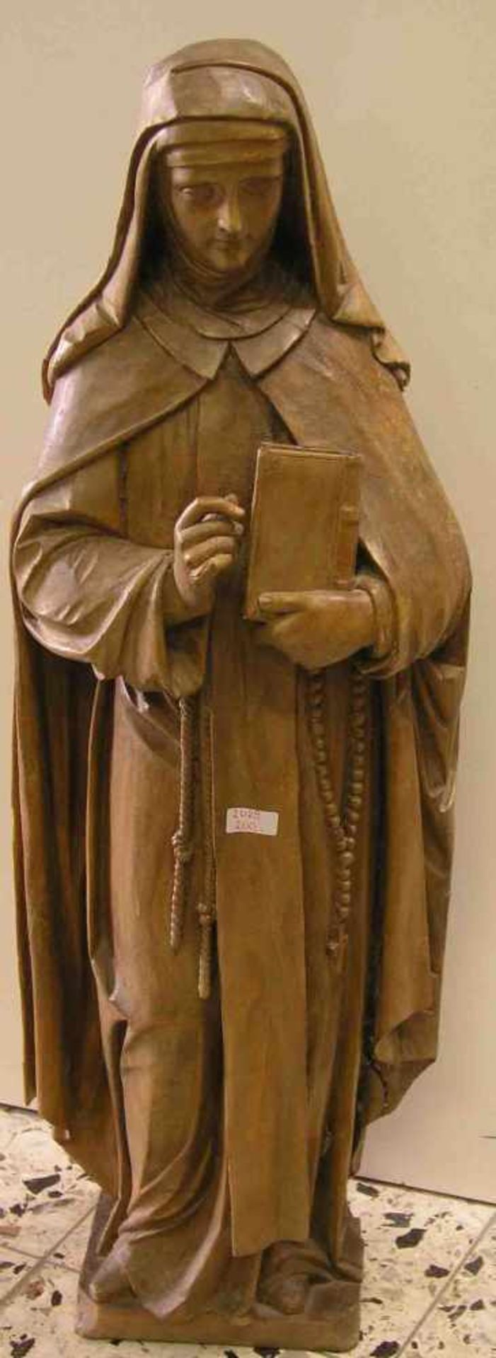 Nonne mit Bibel in der Hand und Rosenkranz. Holz geschnitzt. 19. Jh. Höhe: 97cm.